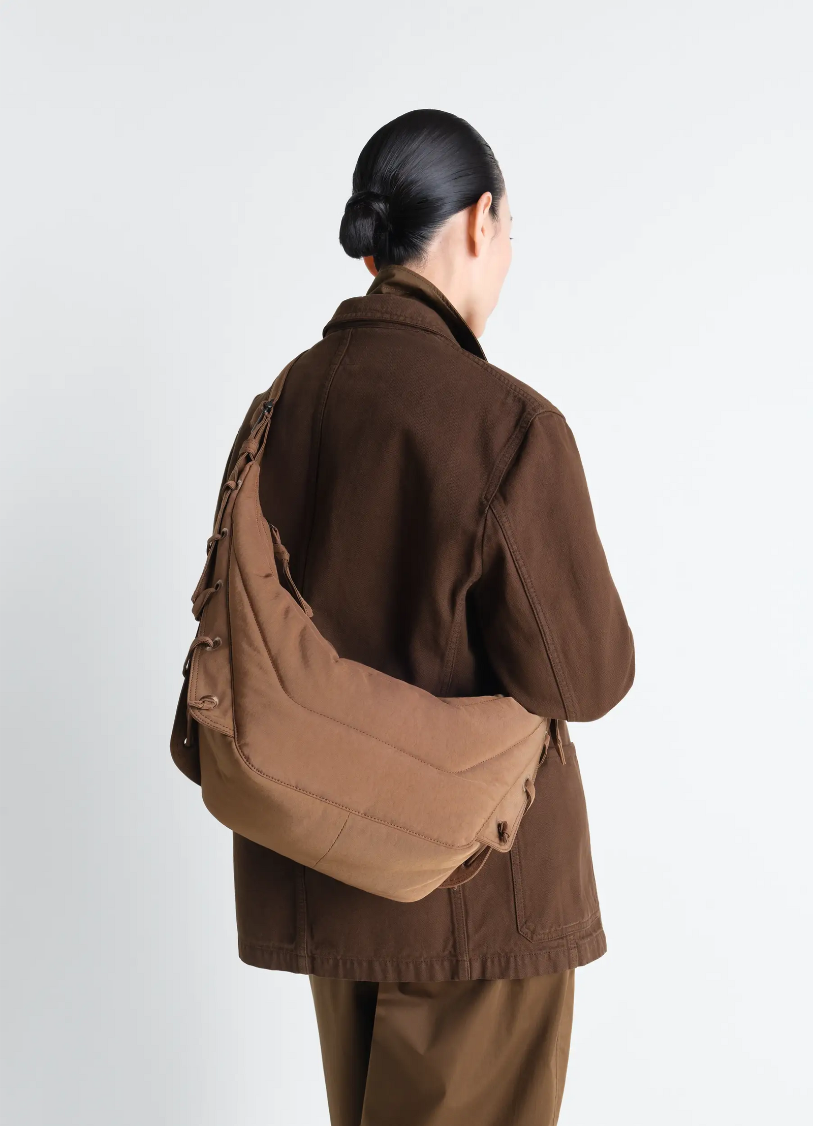 Medium soft game bag in quilted water-repellent nylon canva, model shot, back view side lacing detail