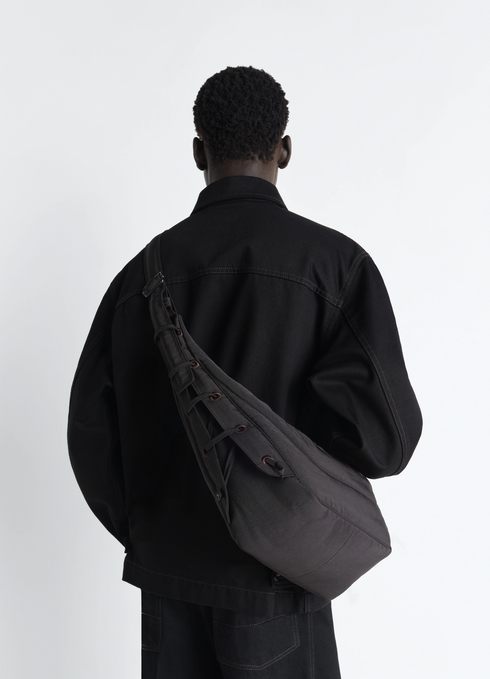 Medium soft game bag in nylon canvas, model shot, back view crossbody strap