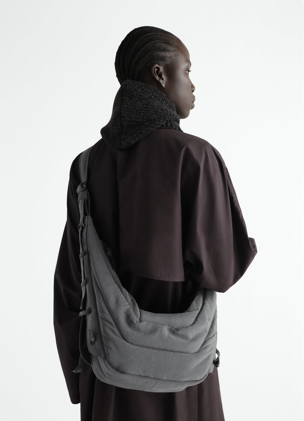 Sac soft game moyen modèle en toile de nylon déperlente, coloris gris, porté par un mannequin, vue de profil