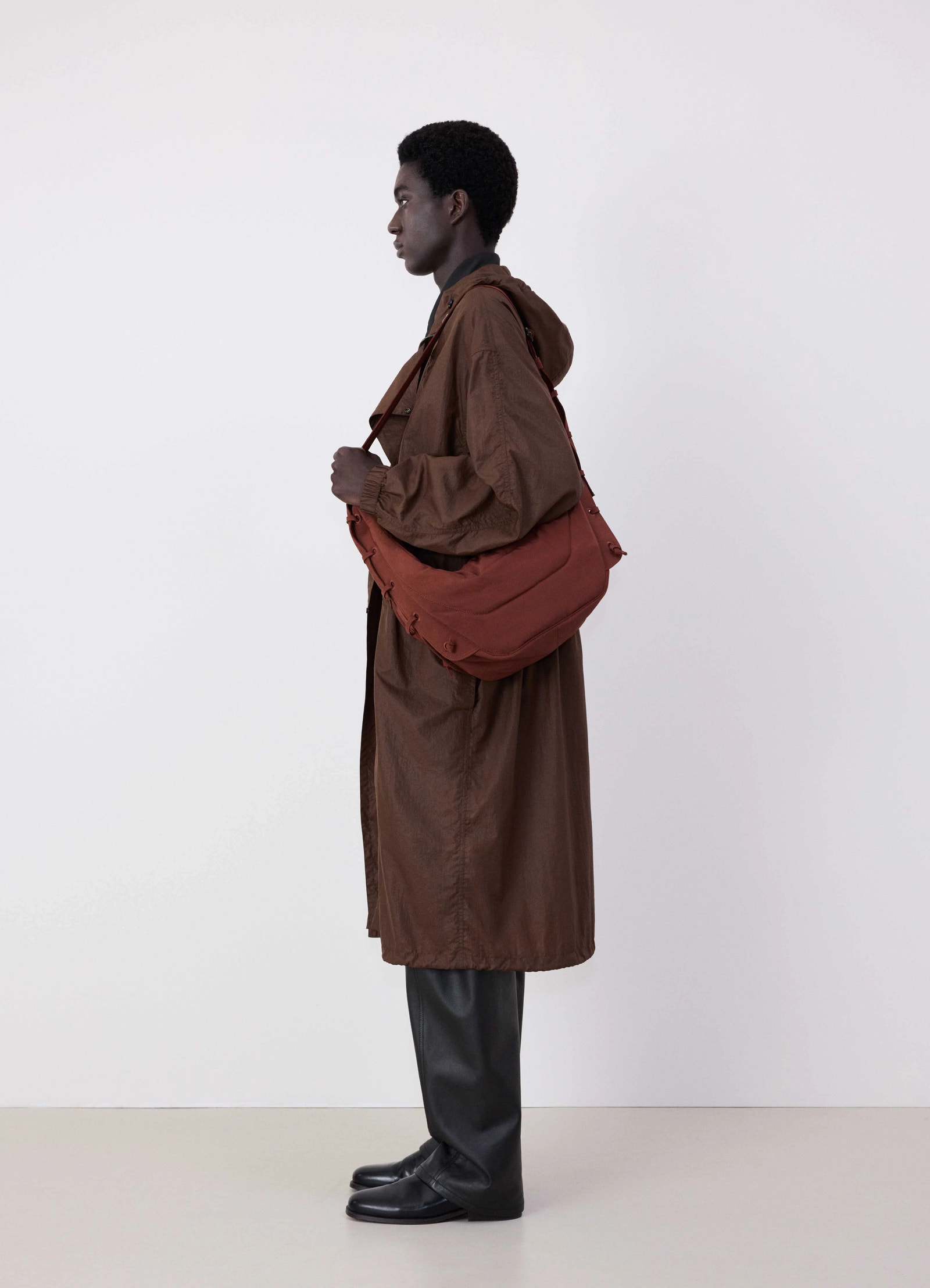 Medium soft game bag in fluffy-nylon canvas, model shot, profile view crossbody style