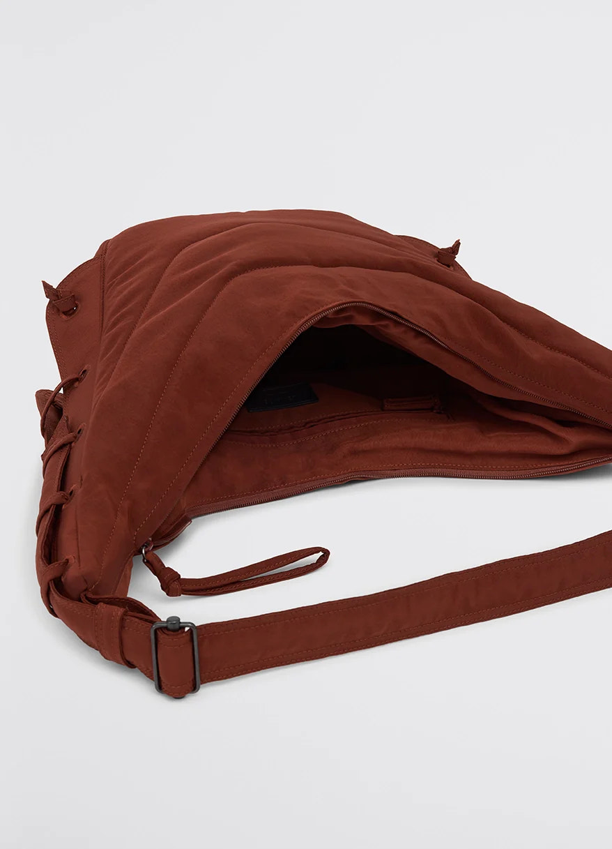 Medium soft game bag in fluffy-nylon canvas, product shot, top open view flat strap detail