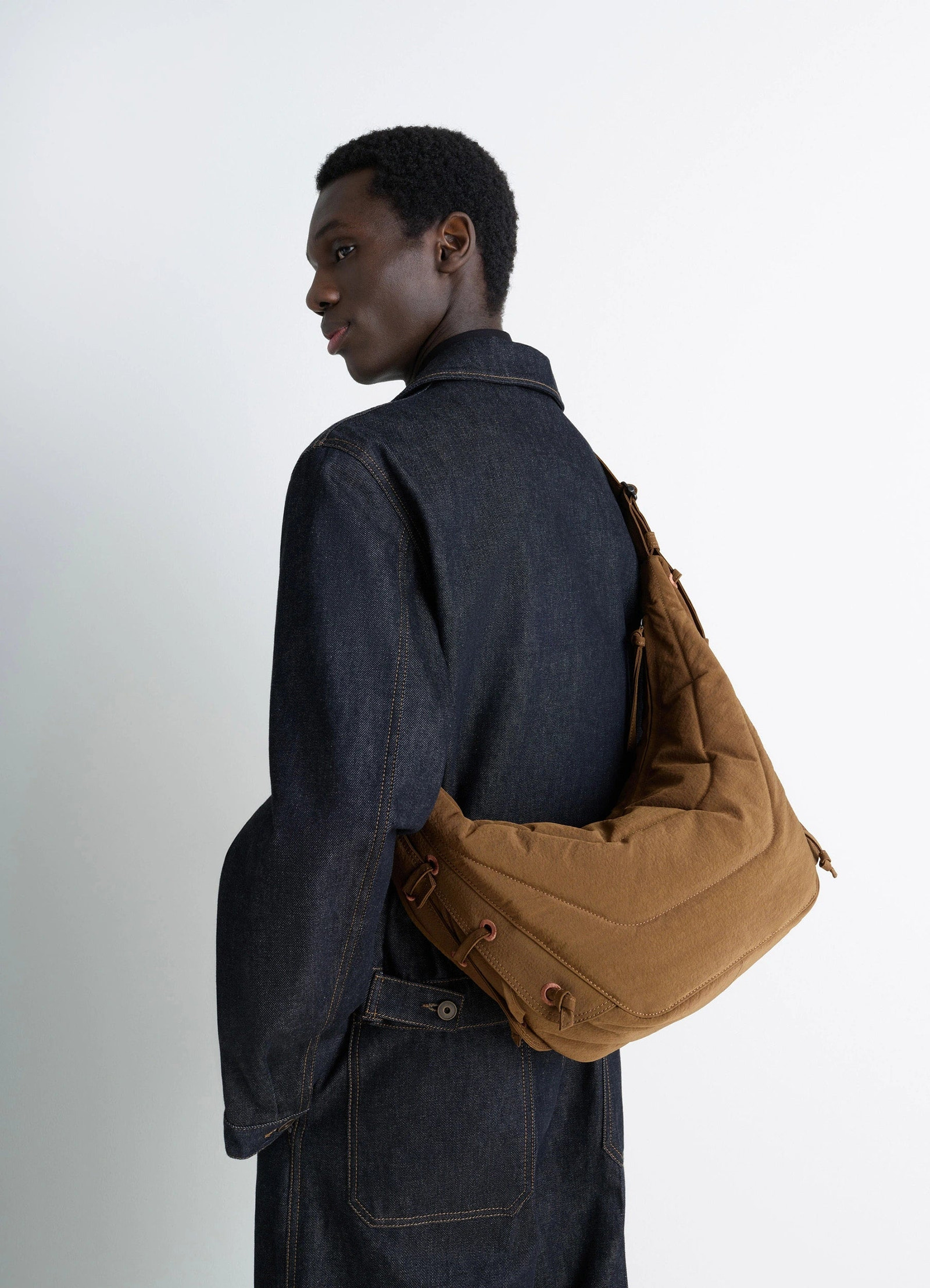 Soft game bag in quilted water-repellent nylon, model shot, three-quarter view adjustable laces