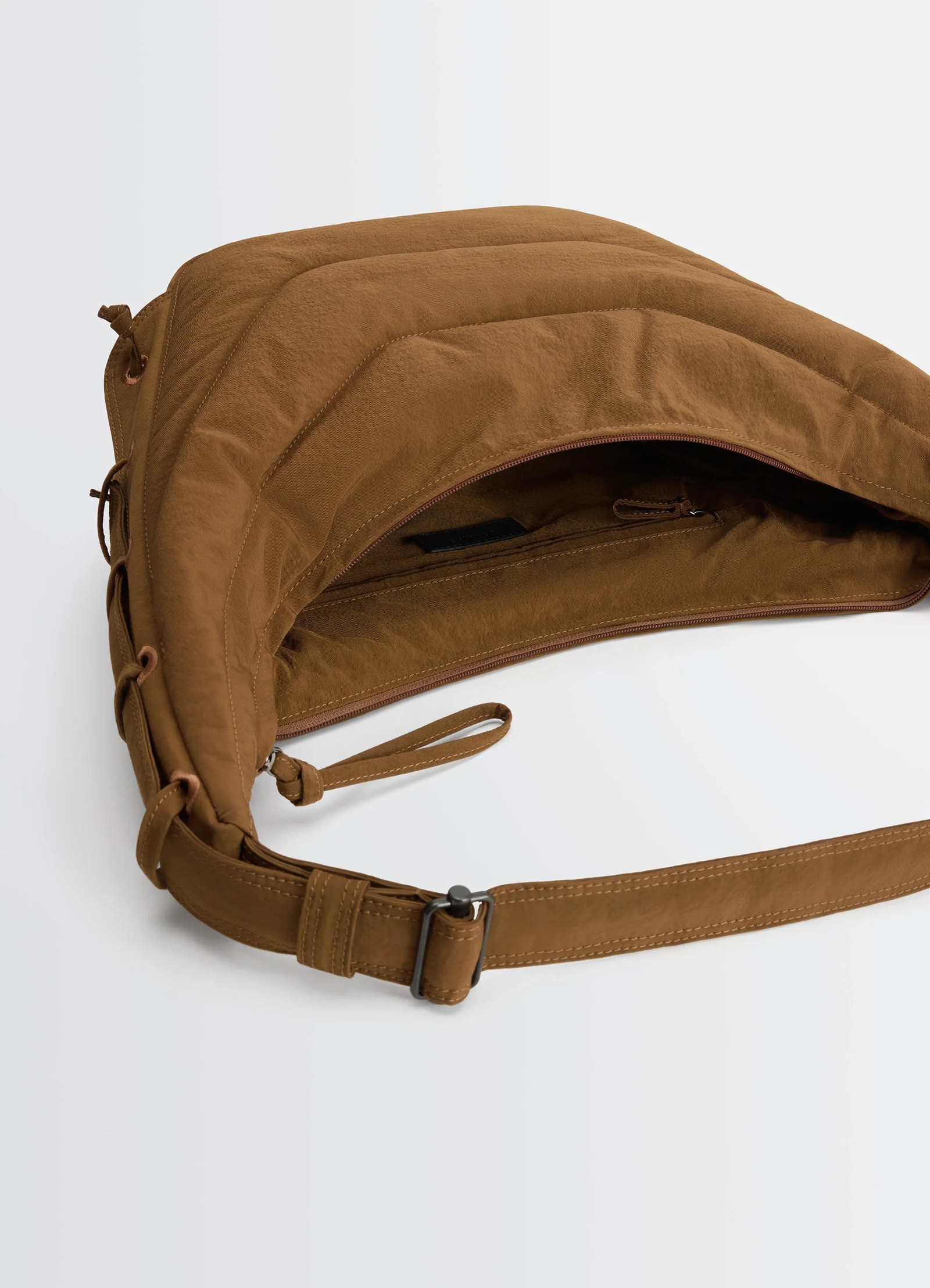 Soft game bag in quilted water-repellent nylon, product shot, top view adjustable strap