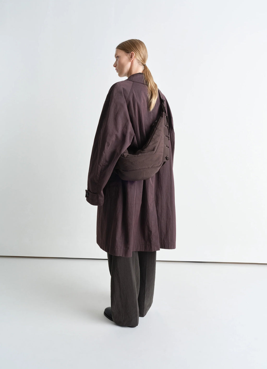 Medium Soft Game Bag in Fluffy-Nylon Canvas, model shot, Back view Padded shoulder strap