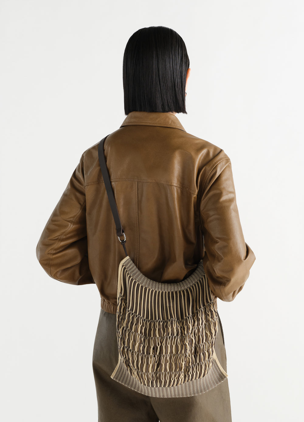 Sac shopping Filt grand modèle, coloris beige, porté par un mannequin, vue de dos