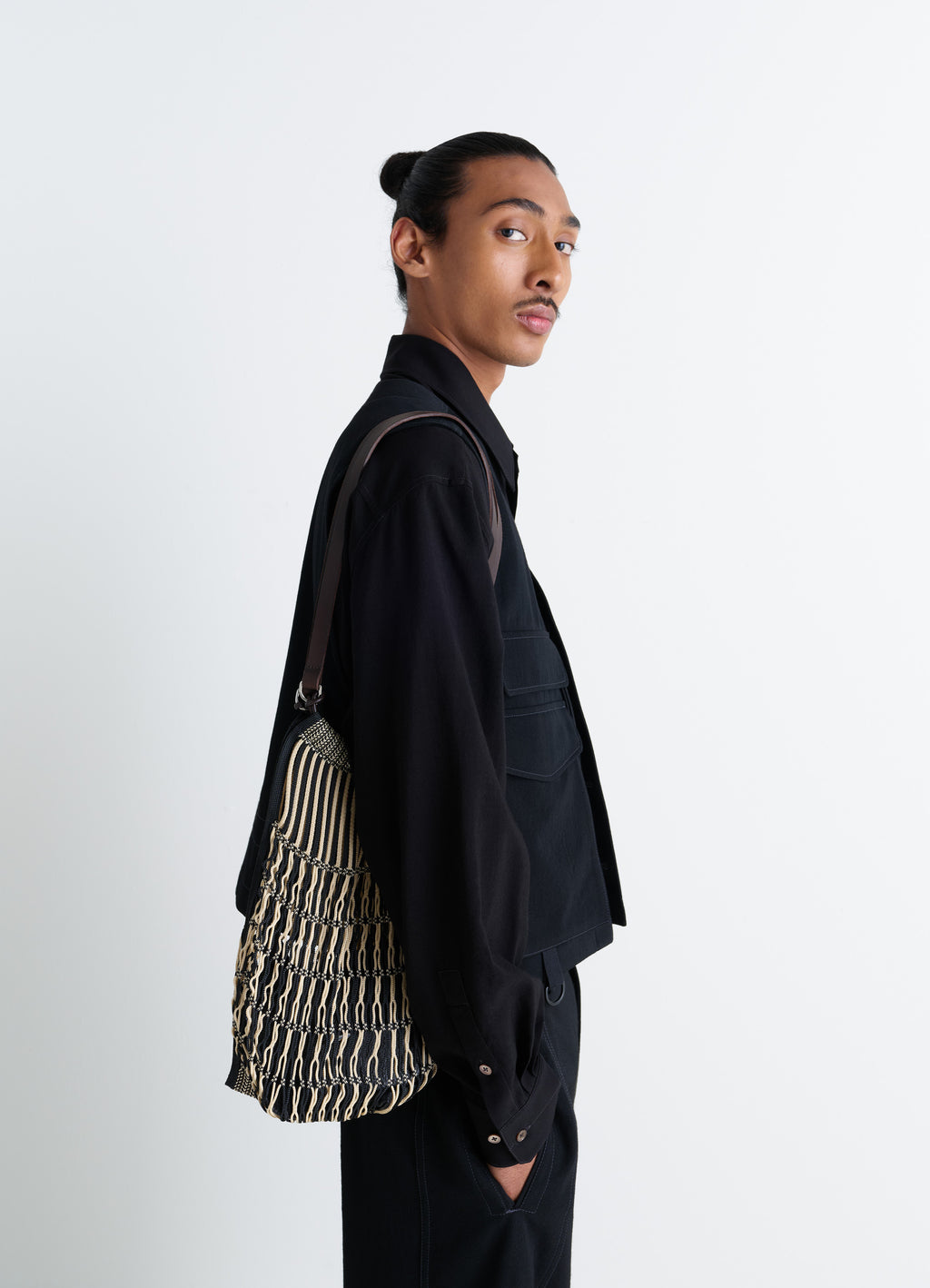 MEDIUM FILT NET SHOPPING BAG in nylon mesh vegetable-tanned leather, model shot, three-quarter view striped mesh carried