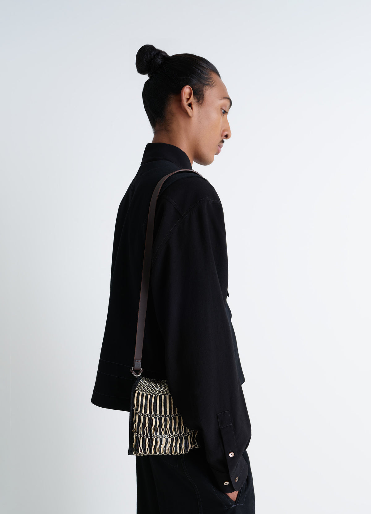 MINI CROSSBODY FILT NET BAG in nylon mesh, vegetable-tanned leathe, model shot, side view worn by model