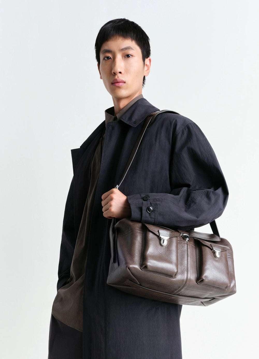 Week-end Gear Bag in Irregular Grained Leather, model shot, Side view Three front pockets