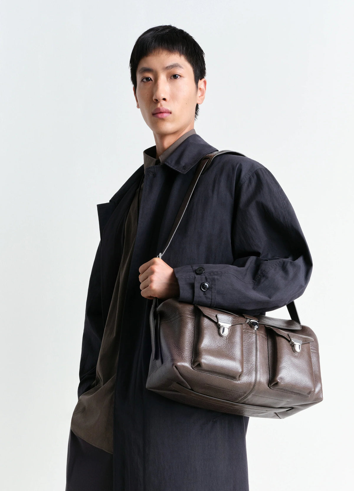 Week-end Gear Bag in Irregular Grained Leather, model shot, Side view Three front pockets