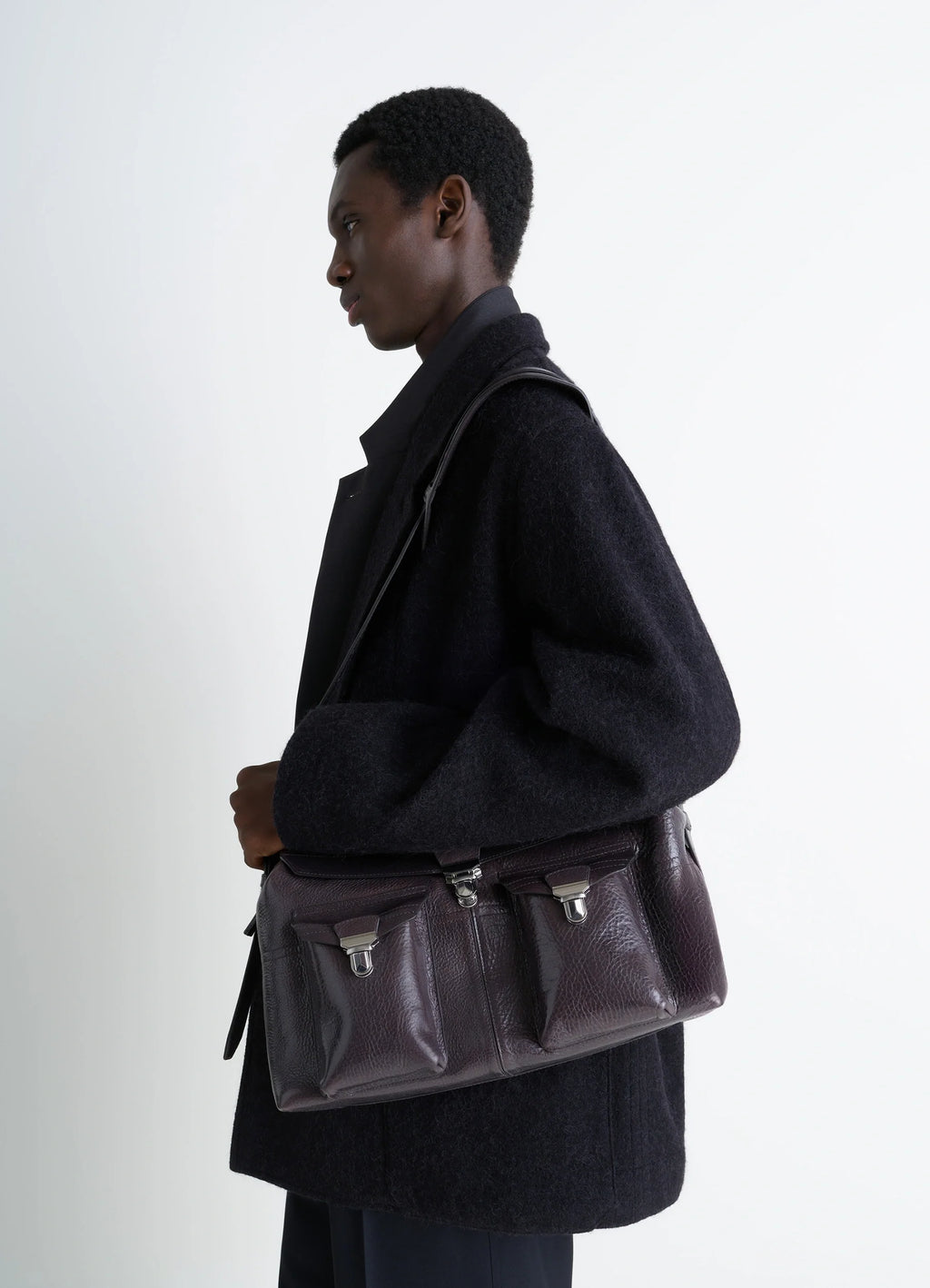 WEEK-END GEAR BAG in glossy vegetable-tanned leather, model shot, 3/4 view carried over shoulder