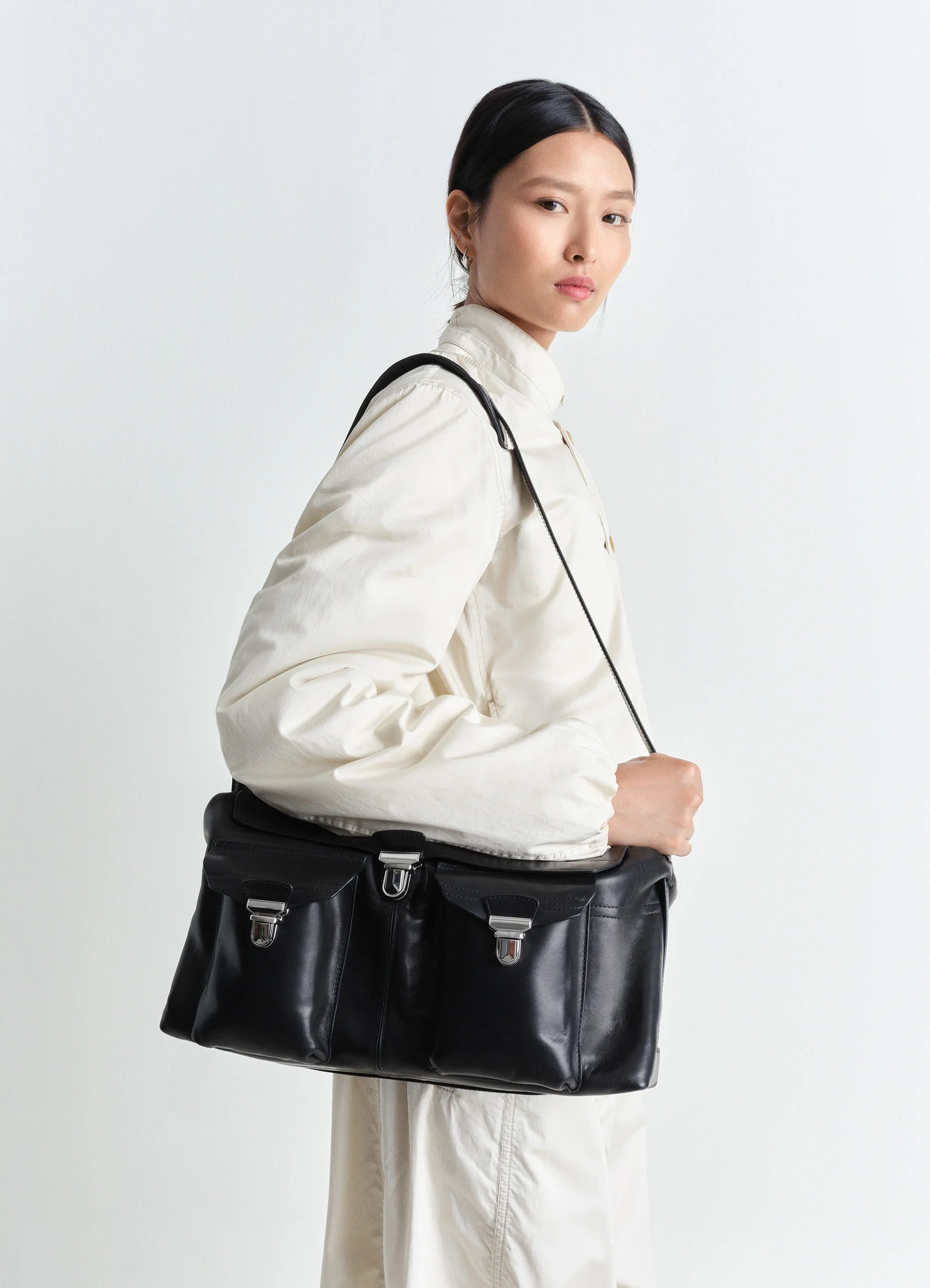 Week-end gear bag in vegetable-tanned nappa leather, model shot, side view worn cross-body