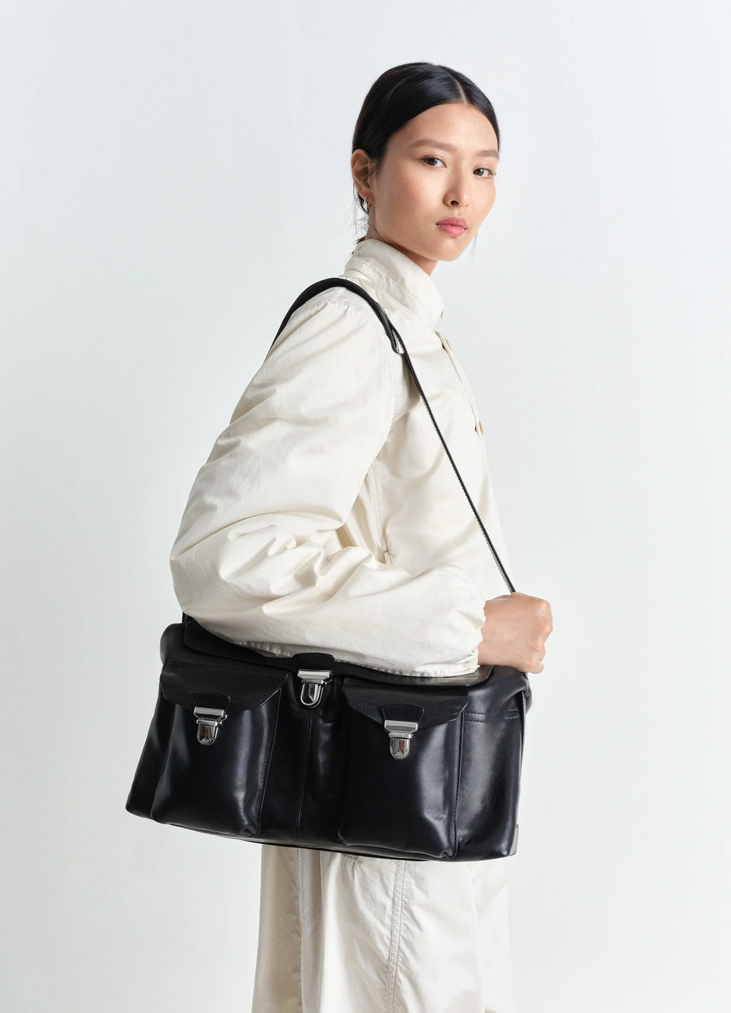 WEEK-END GEAR BAG in vegetable-tanned nappa leather, model shot, side view worn cross-body