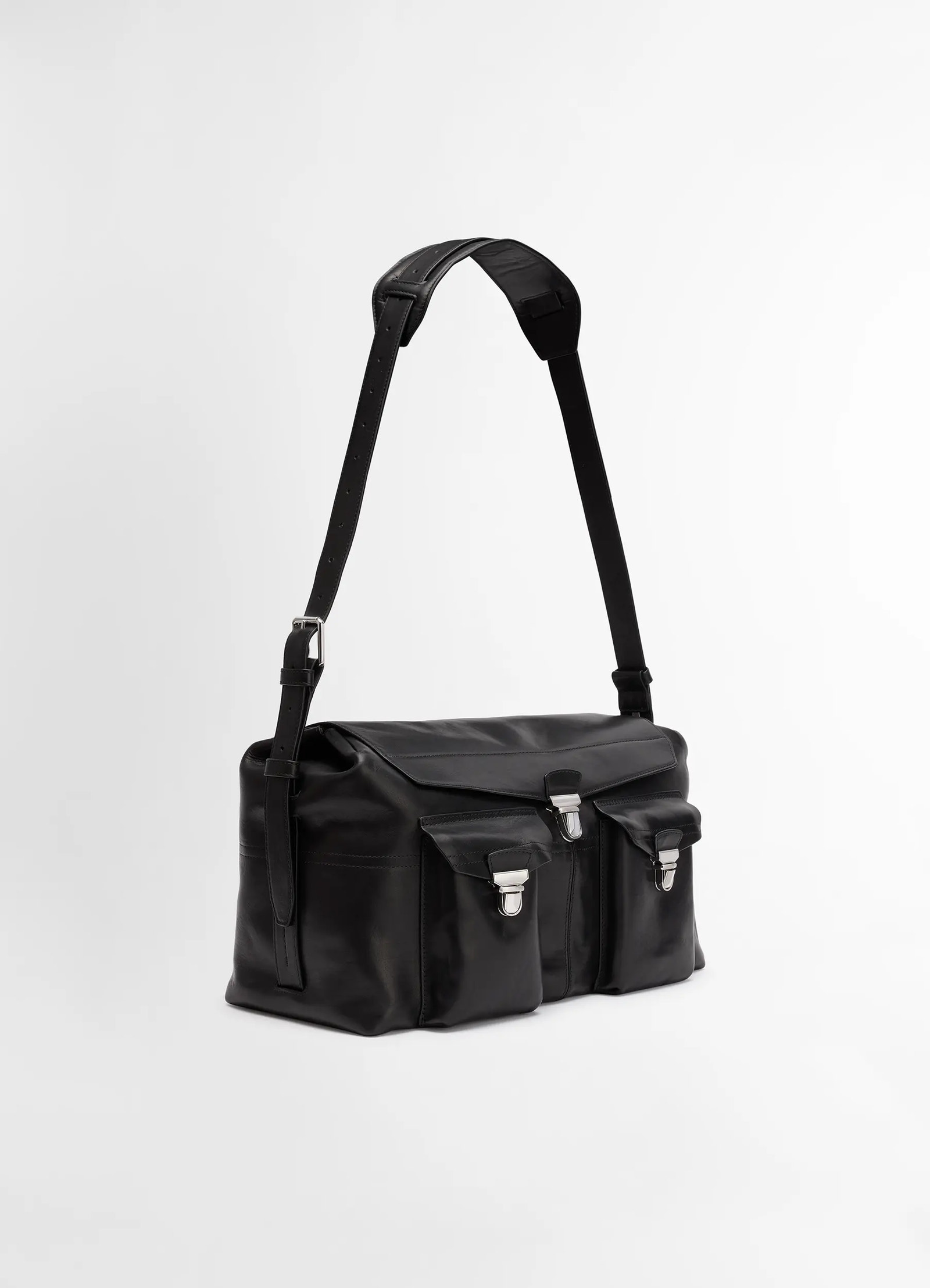 Week-end gear bag in vegetable-tanned nappa leather, product shot, angled rear view adjustable strap detail