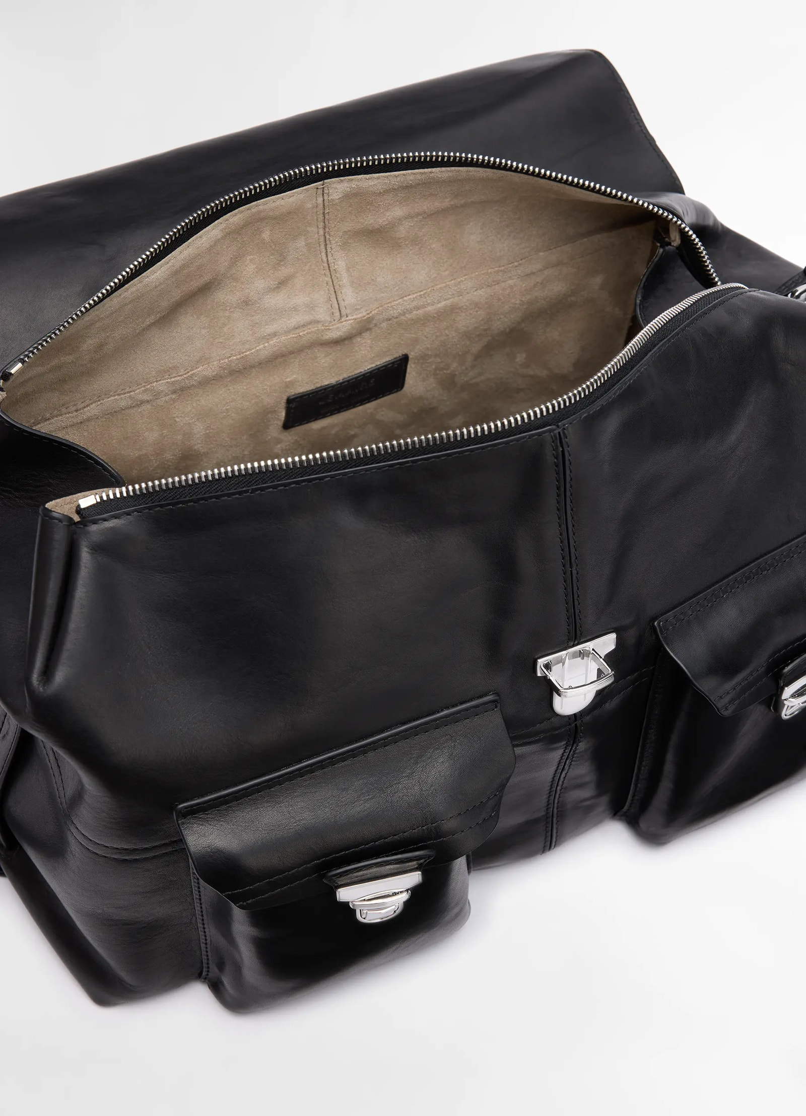 Week-end gear bag in vegetable-tanned nappa leather, product shot, top open view interior suede lining