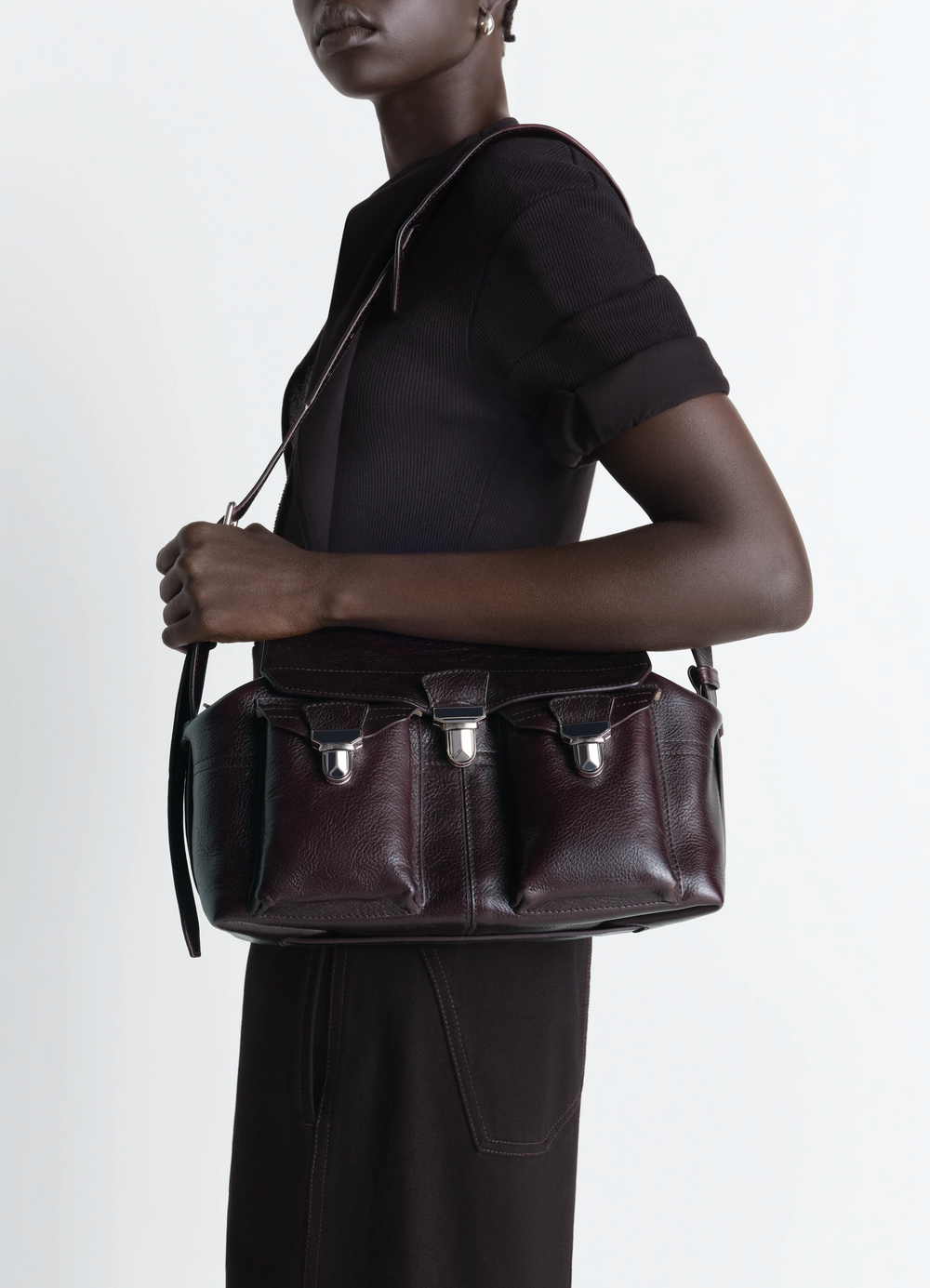 Medium Gear Bag in Leather in Glossy vegetable-tanned leather, model shot, side view worn with shoulder strap