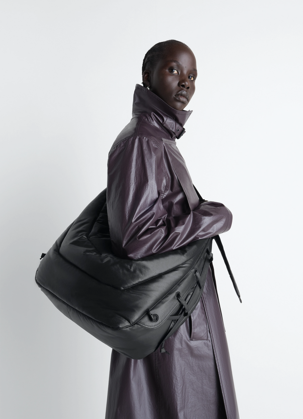Large Soft Game Bag in Water-repellent Coated Cotton, model shot, side view oversized fit