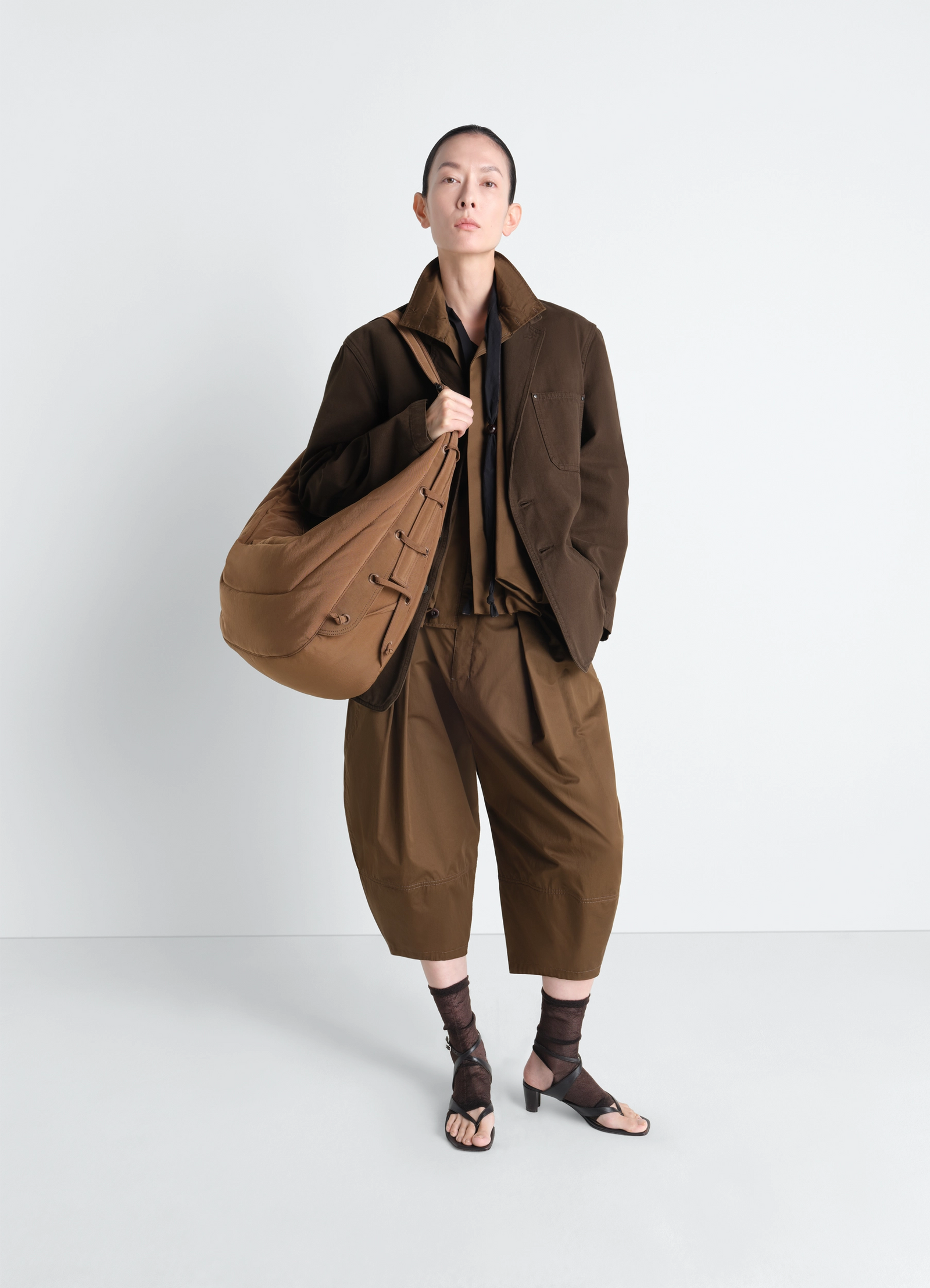 Large soft game bag in brown nylon canvas, model shot, porte side view drawstring closure