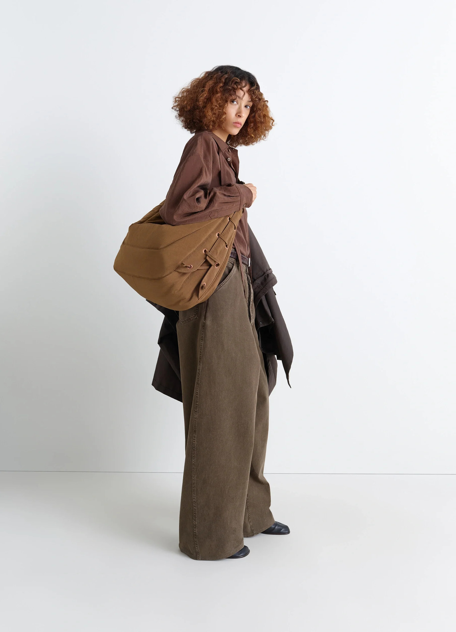 Soft game bag in quilted water-repellent nylon, model shot, back angled view adjustable lace detail