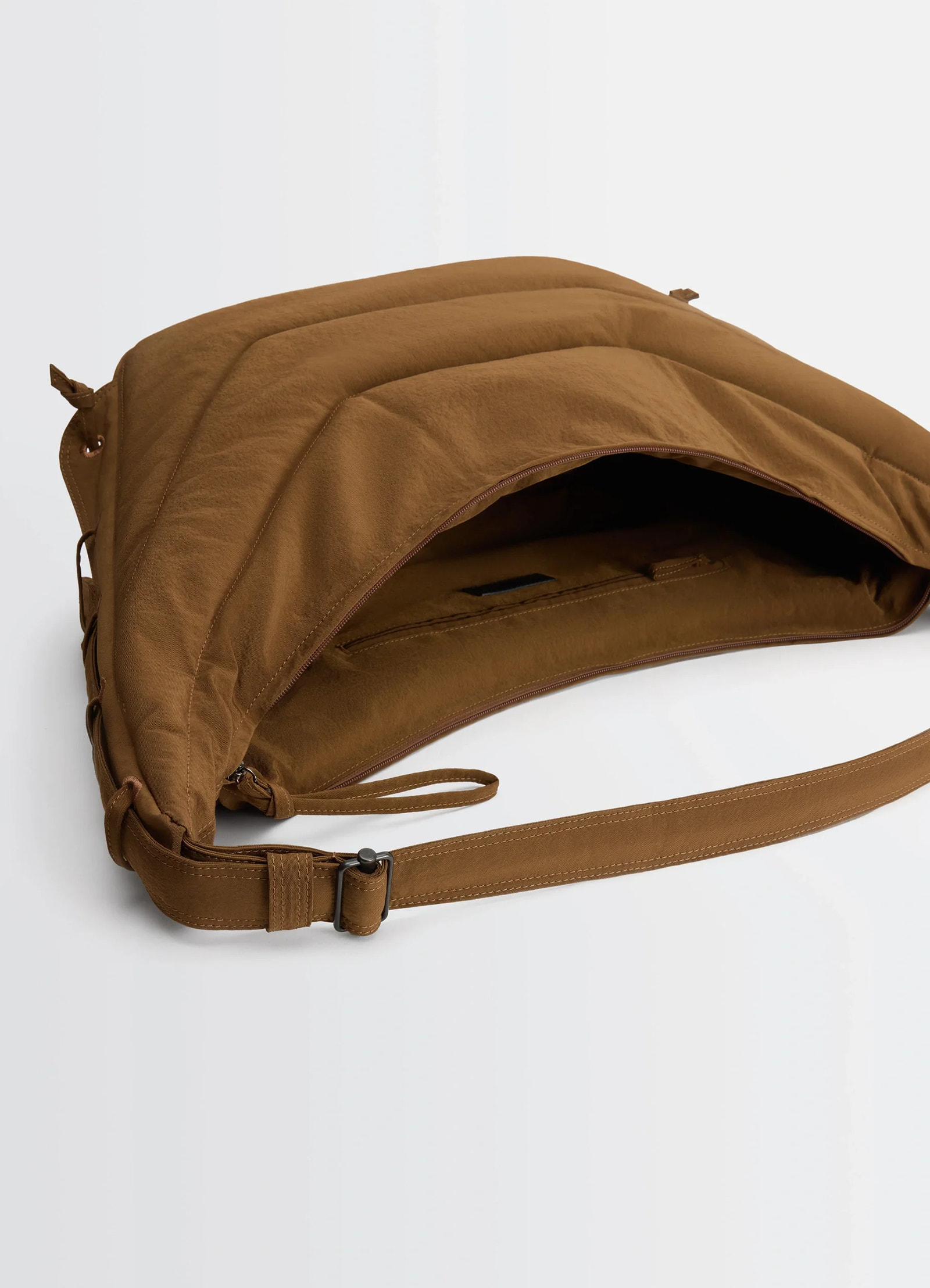 Soft game bag in quilted water-repellent nylon, product shot, top angled view zippered opening