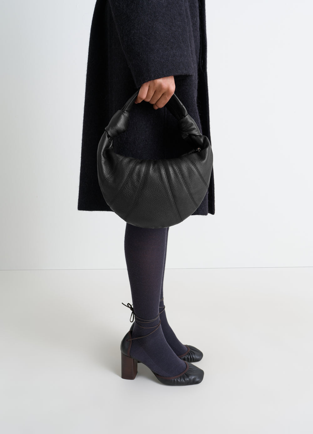 Sac Fortune Croissant mini modèle, coloris noir, porté par un mannequin, gros plan de profil, anse visible