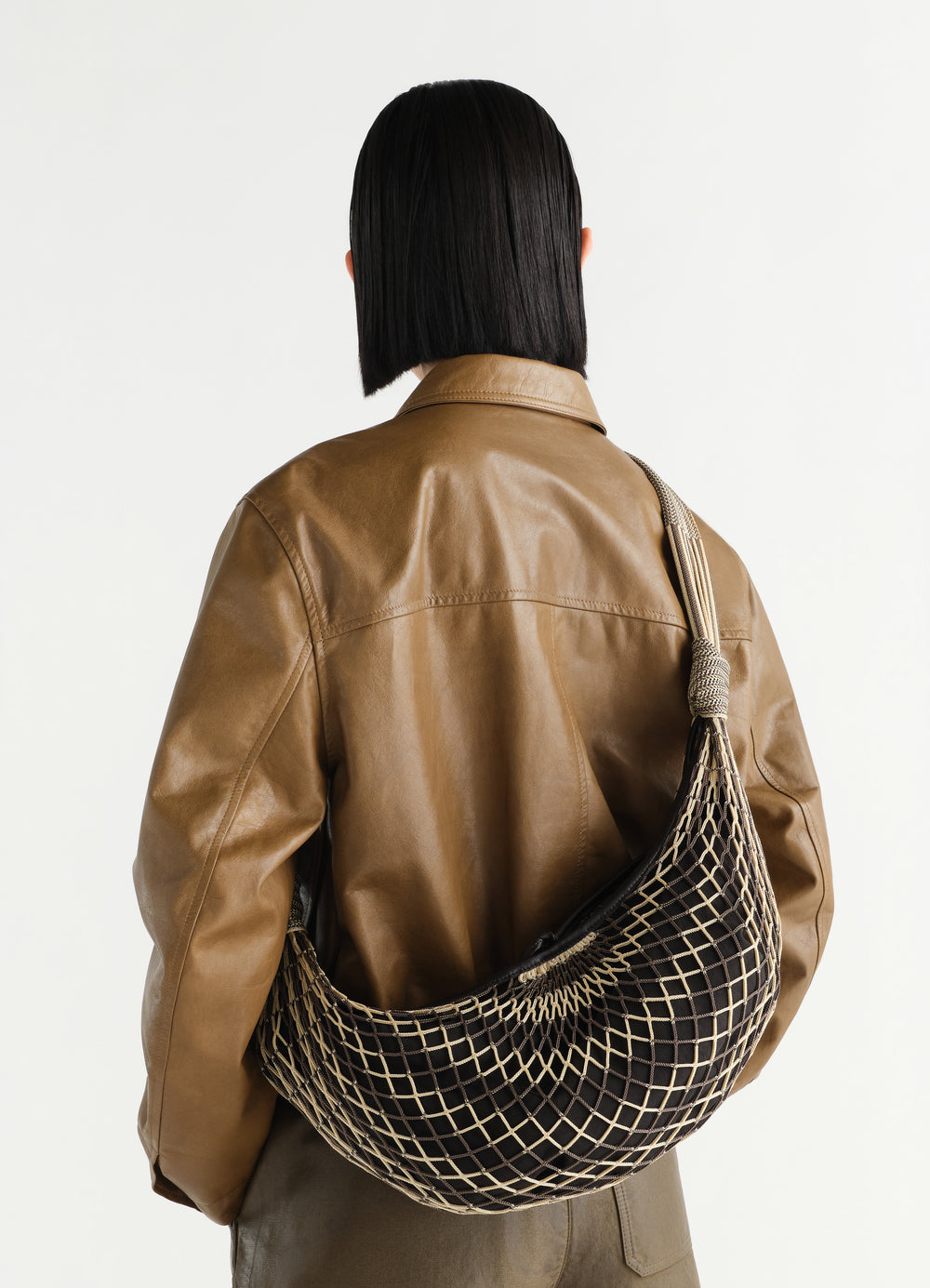 Sac Croissant Filt, coloris noir, porté par un mannequin, vue de dos