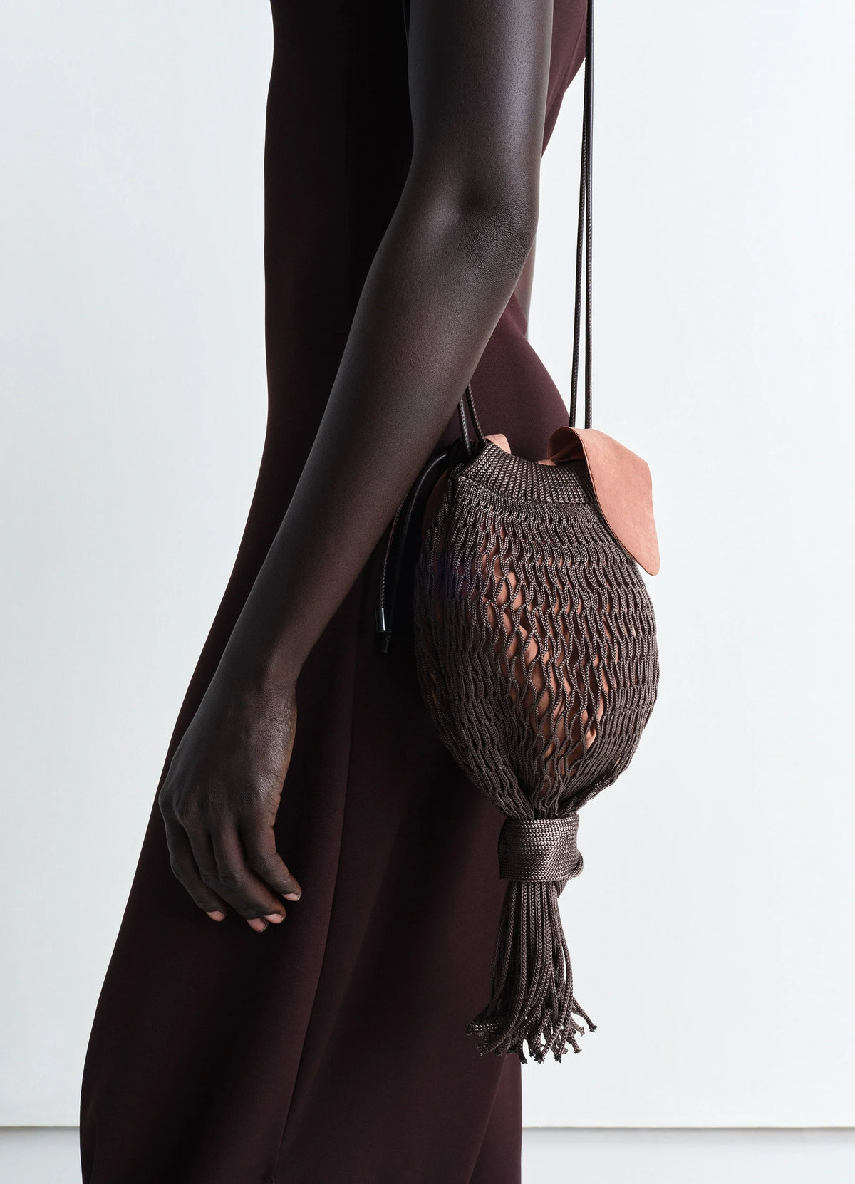 Octopus Croissant Filt Bag in Net with Leather Details, model shot, Side view Long leather strap, mesh design