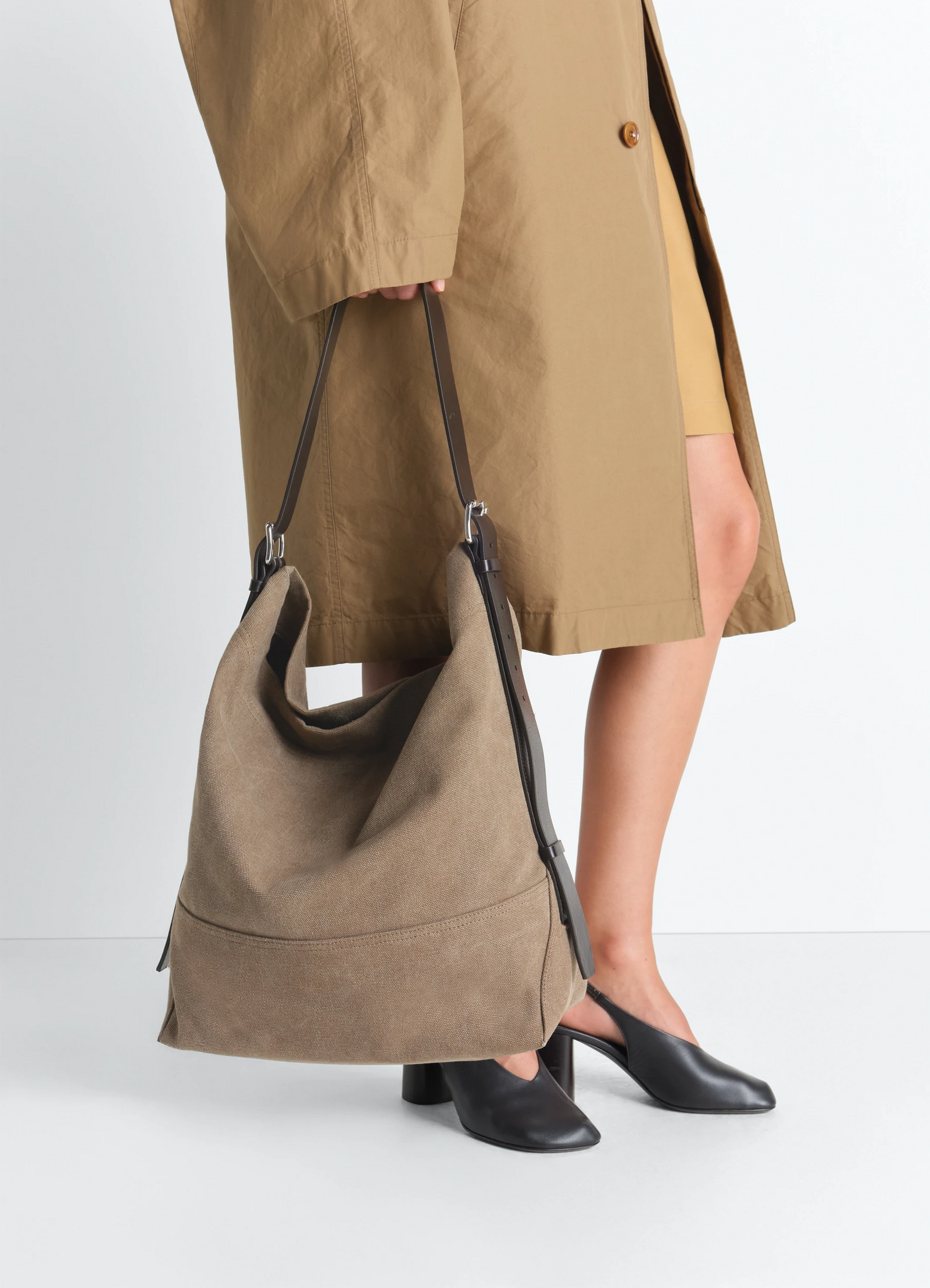 Belted tote bag in cotton canvas, model shot, porte side view belted detail