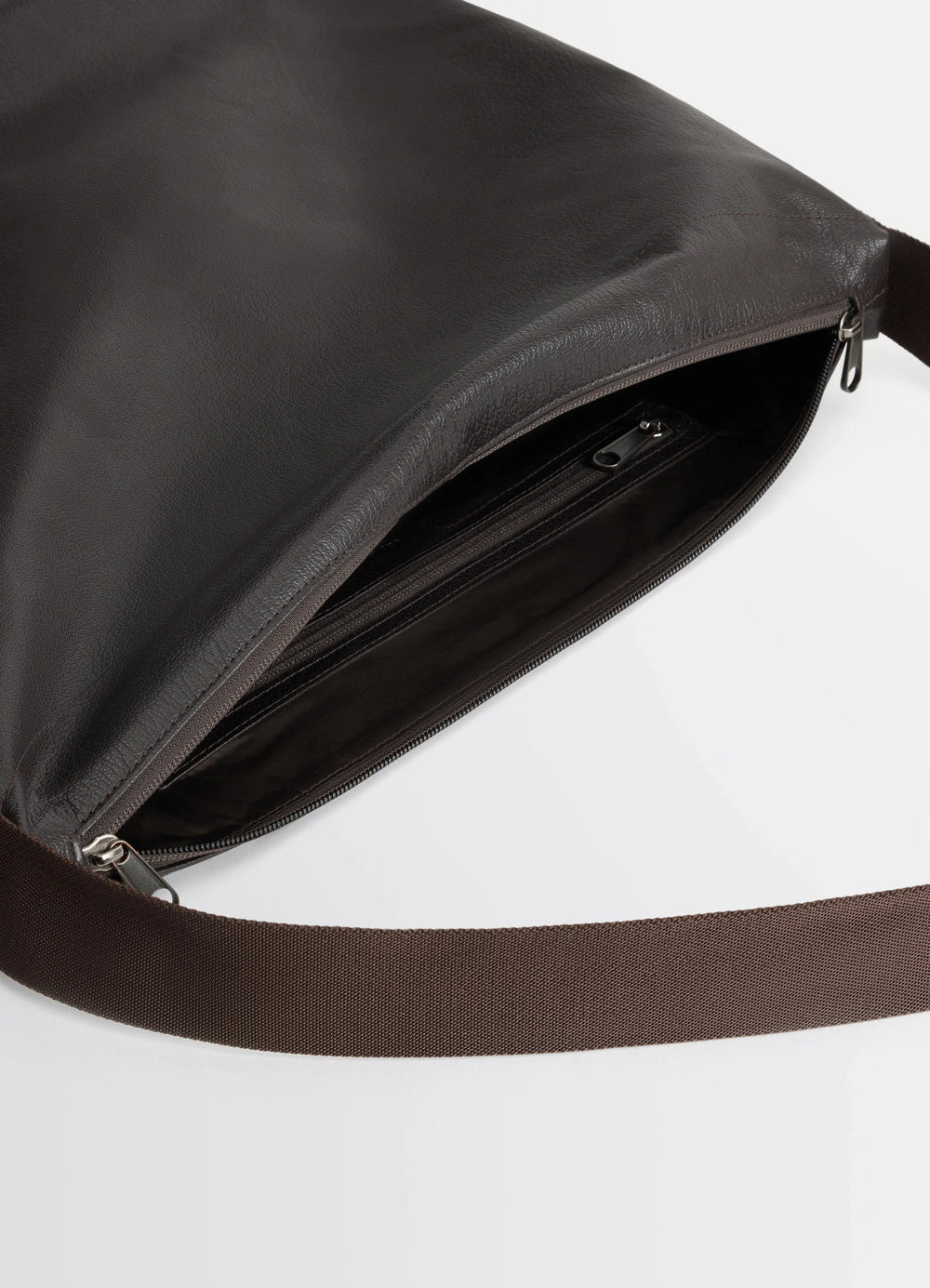 LARGE FOLIO BAG in vegetable-tanned grained leather, product shot, top view open zipper interior pocket feature