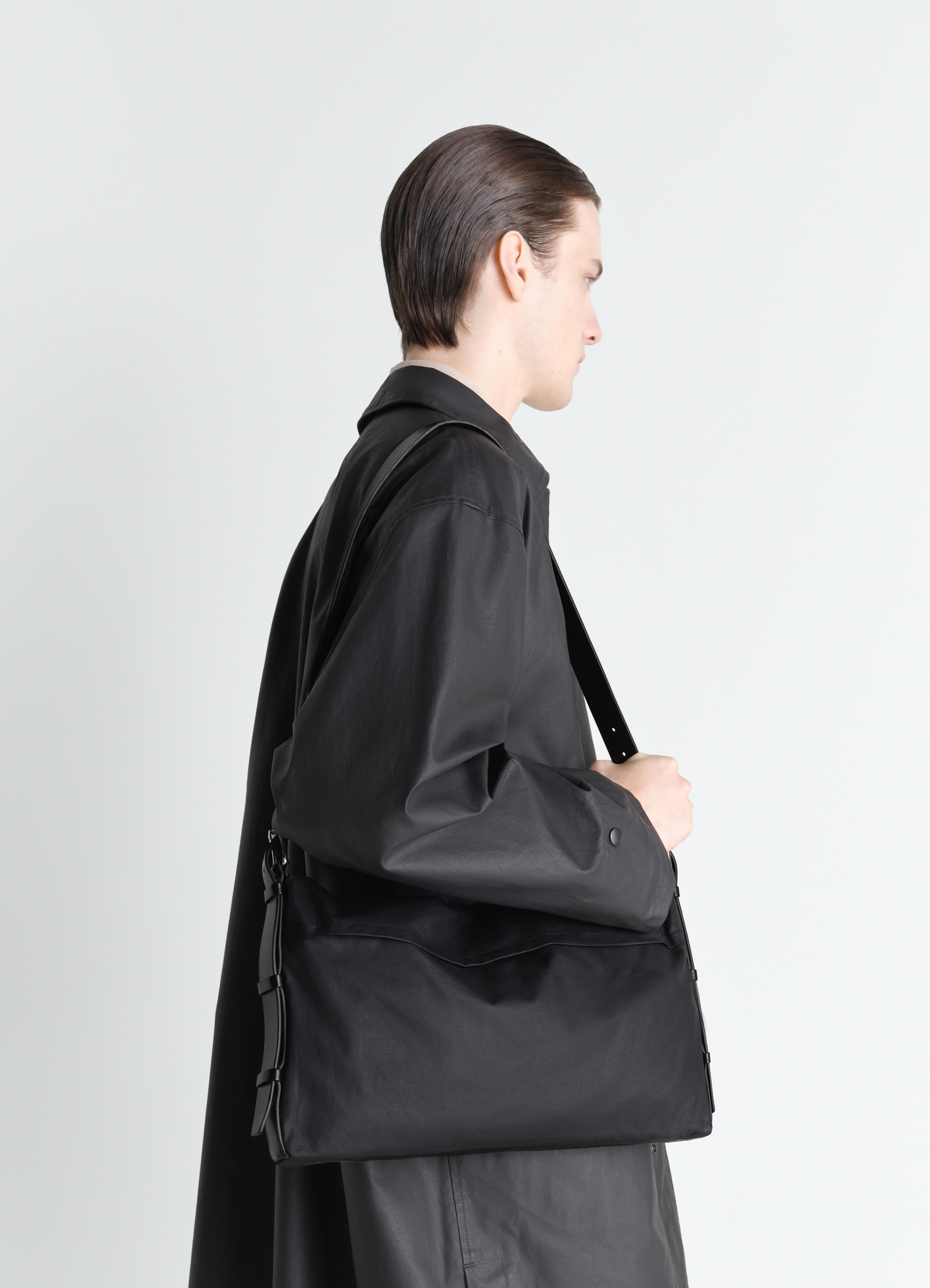 Small trench pocket bag in water-repellant resinated cotton, model shot, side view sling over shoulder