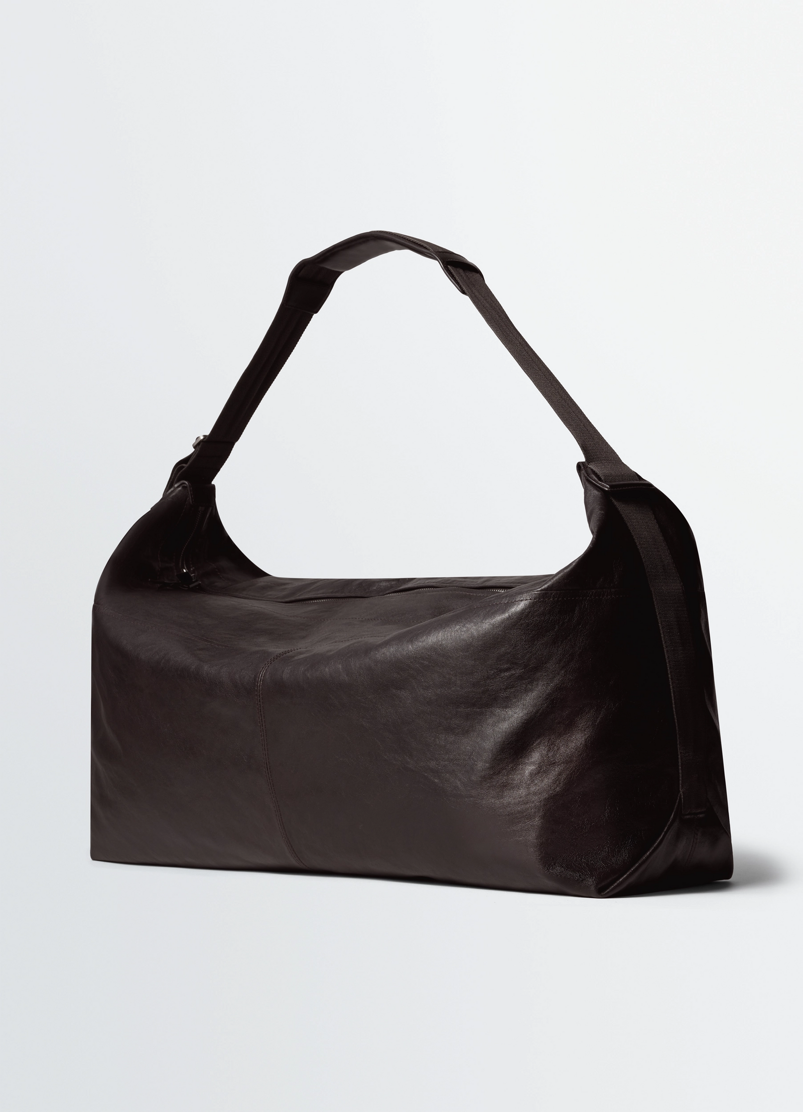 Berlingot 72h weekend bag in leather, product shot, side view wide strap detail