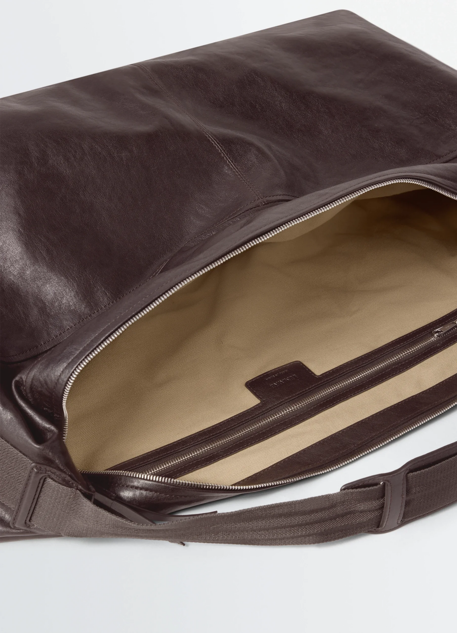 Berlingot 72h weekend bag in leather, product shot, top interior view zippered compartment
