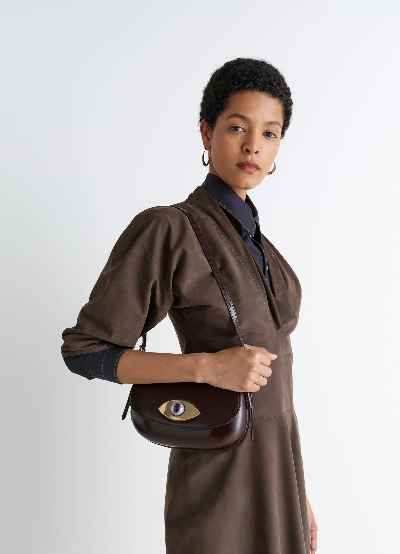 Aubock eye bag in brown leather, model shot, front side view surreal eye-shaped buckle