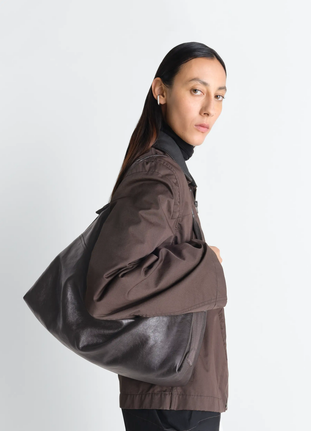 Berlingot Hobo Bag in Leather in Glazed Paper, model shot, right side view slouchy underarm fit