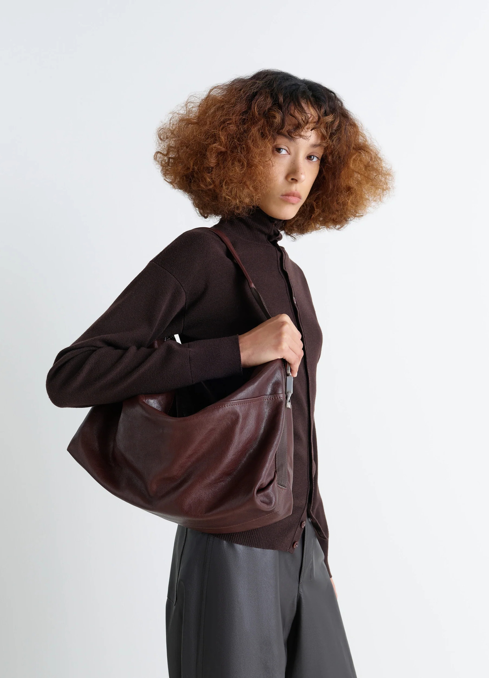 Berlingot hobo bag in glazed paper leather, model shot, side view casual, flexible