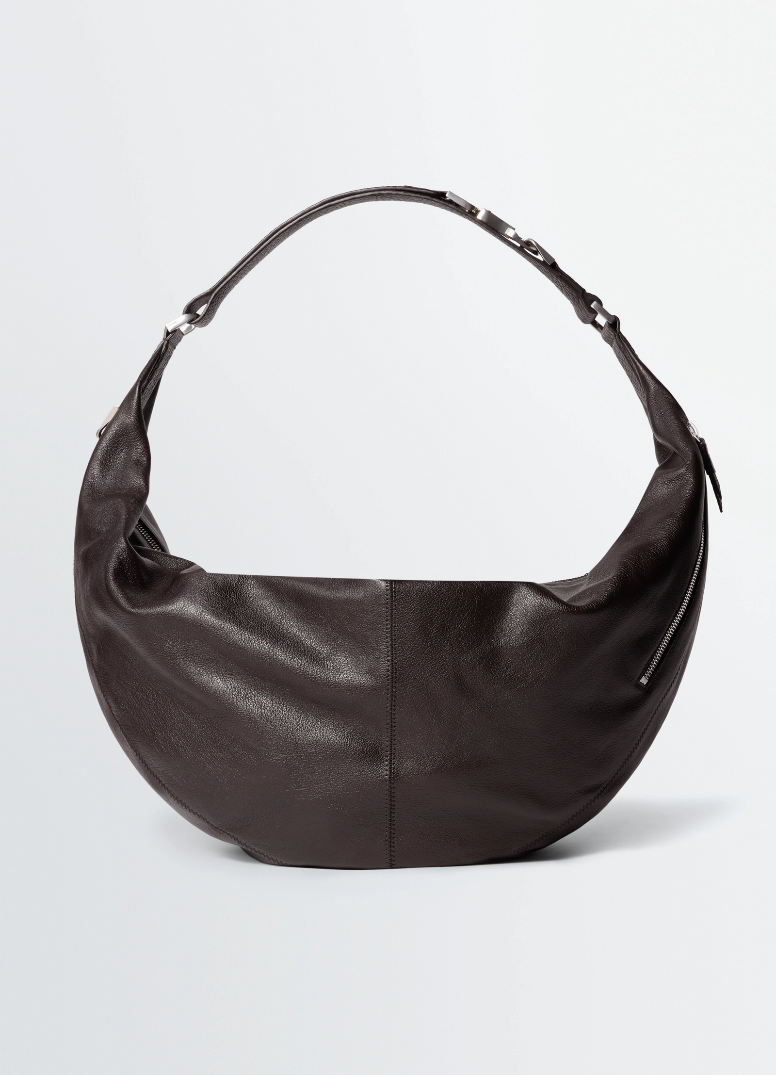 Large quiver clip bag in leather, product shot, front view curved shape detail