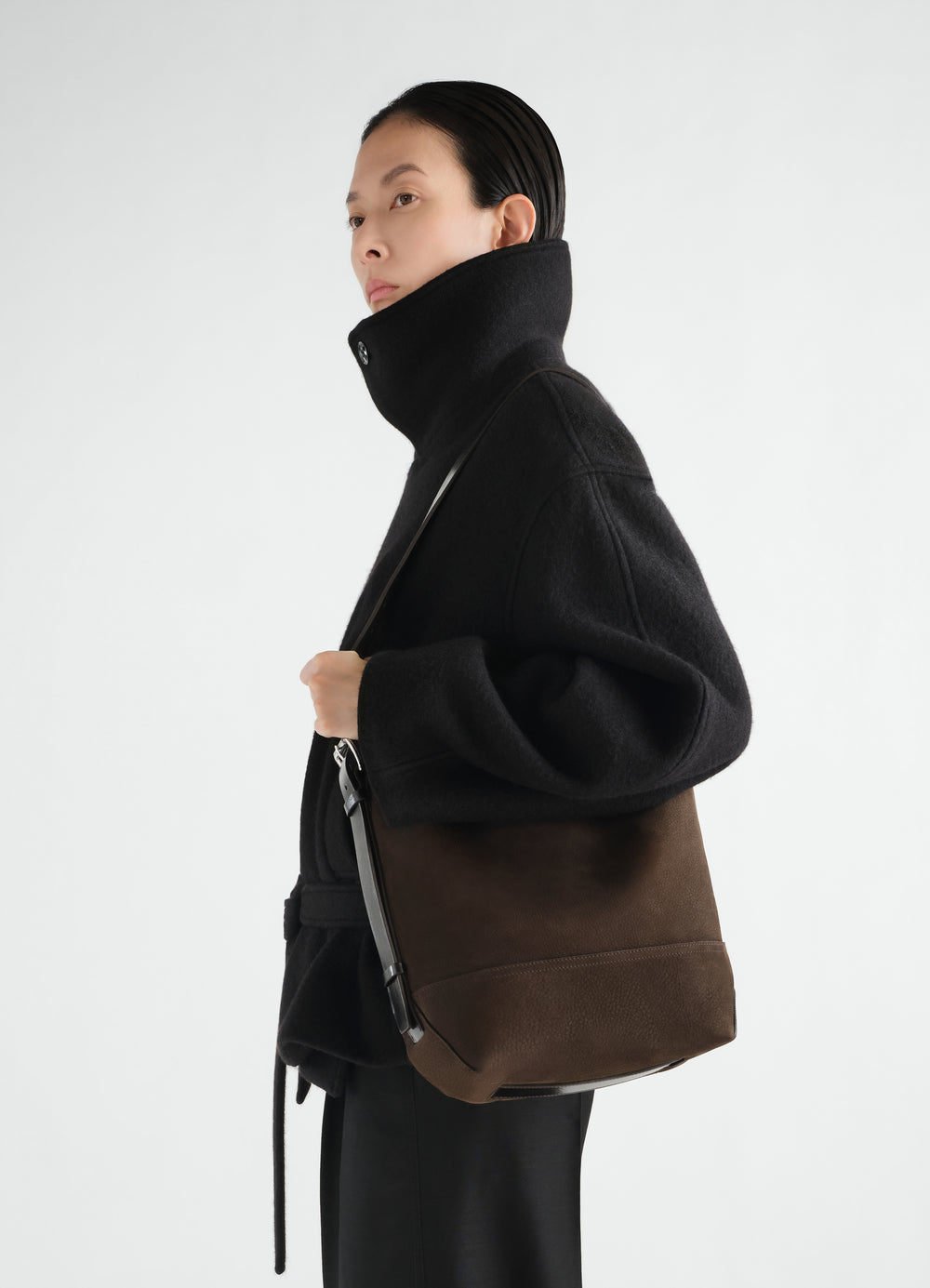 Sac belted tote petit modèle en alpaca nubuck, coloris marron, porté par un mannequin, vue de profil, ceinture visible