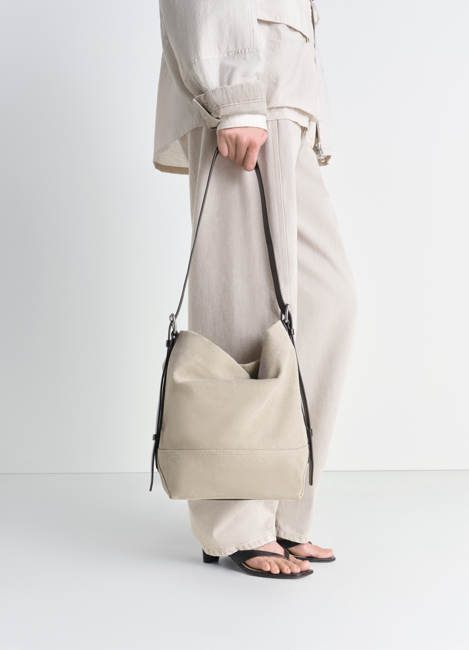 Small belted tote bag in tie-dye cotton canvas, model shot, hand-held side view slouchy casual fit