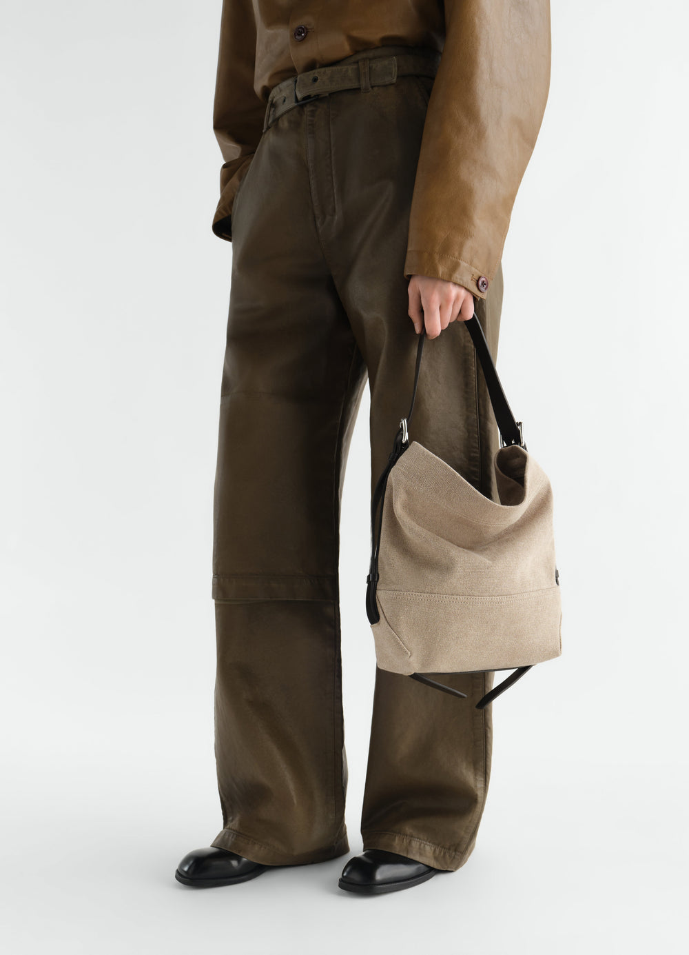 Sac belted tote petit modèle en toile de coton éco épaisse, coloris beige, porté par un mannequin, vue de profil, bandoulière visible