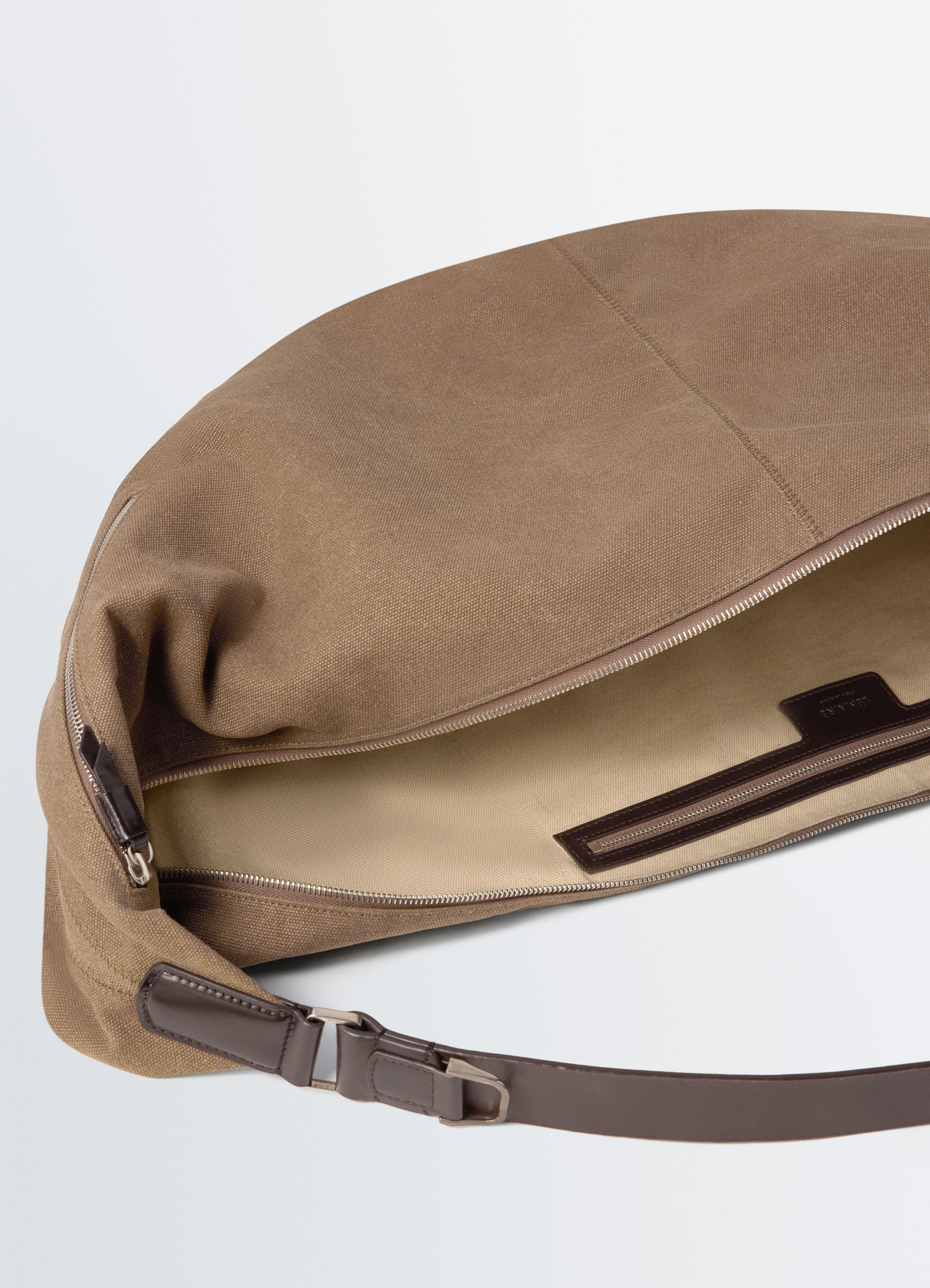 Xl quiver clip bag in heavy cotton canvas, product shot, top detail shot interior zip pocket