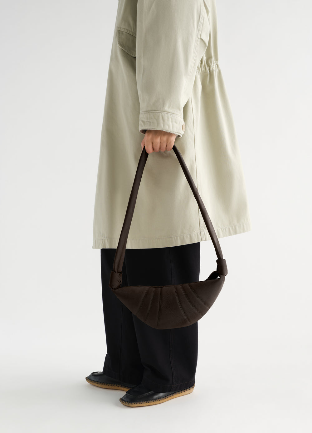Sac Croissant petit modèle en alpaca nubuck, coloris marron foncé, porté par un mannequin, vue de profil