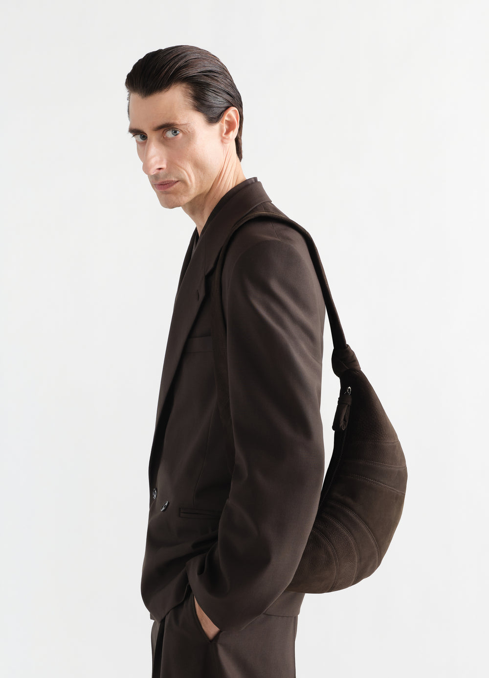 Sac Croissant moyen modèle en alpaca nubuck, coloris marron, porté par un mannequin, vue de profil