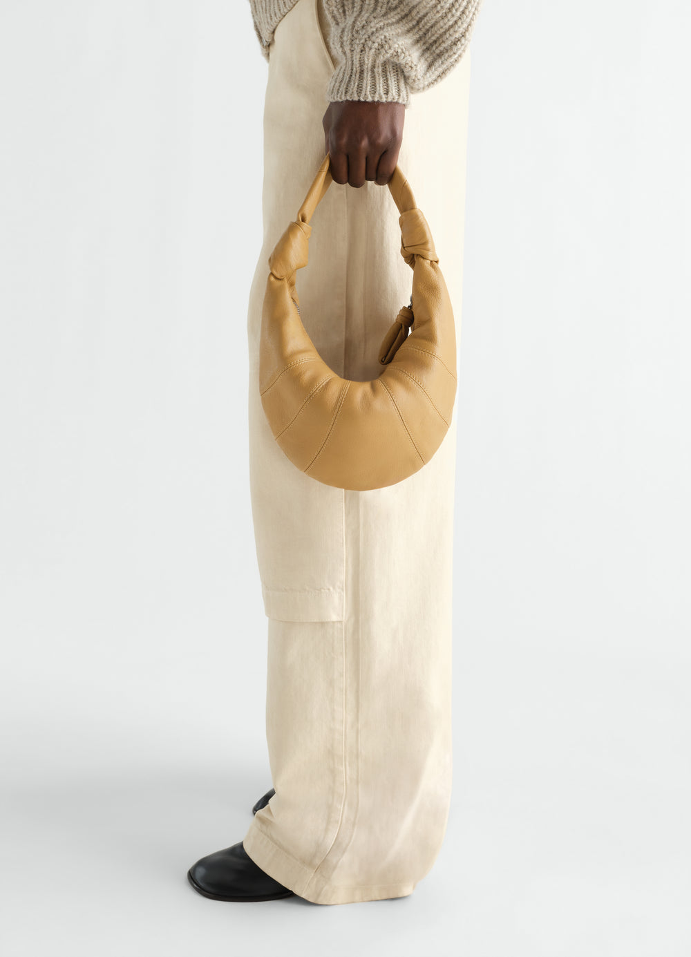 Sac Fortune Croissant mini modèle en cuir de chèvre, coloris jaune, porté par un mannequin
