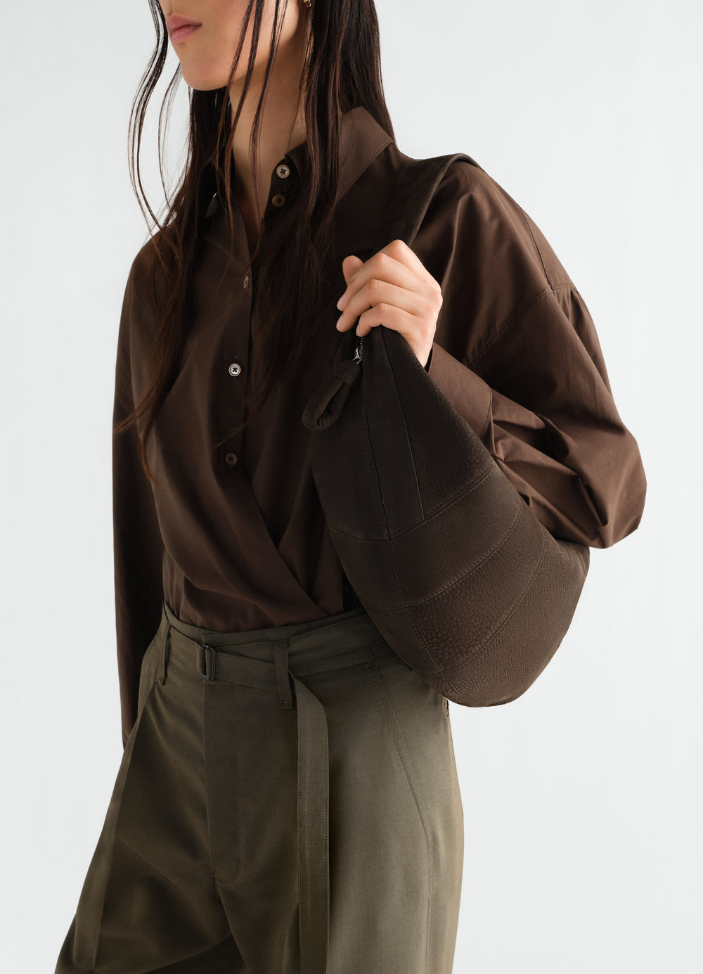 Sac Fortune Croissant en nubuck alpaca, coloris marron foncé, porté par un mannequin
