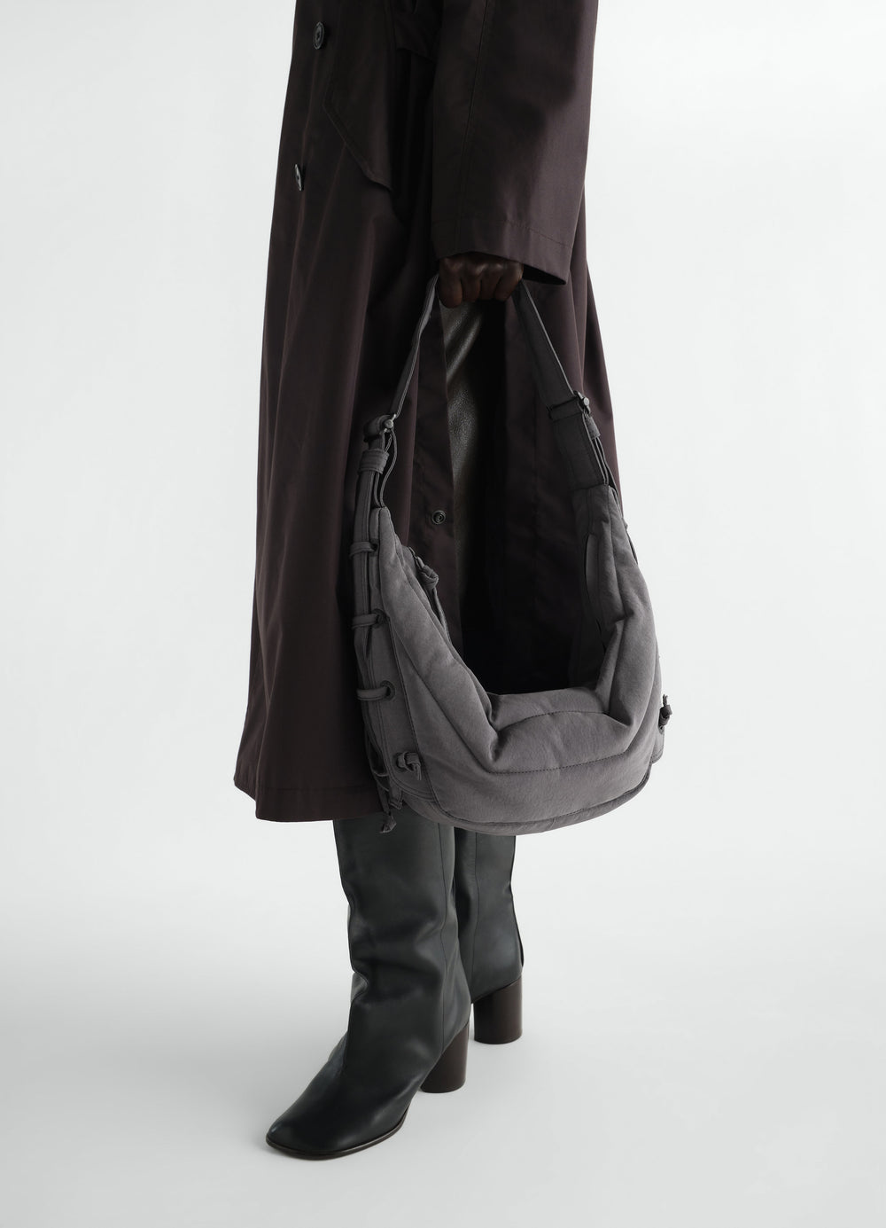 Sac soft game petit modèle en toile de nylon déperlente, coloris gris, porté par un mannequin, vue de profil