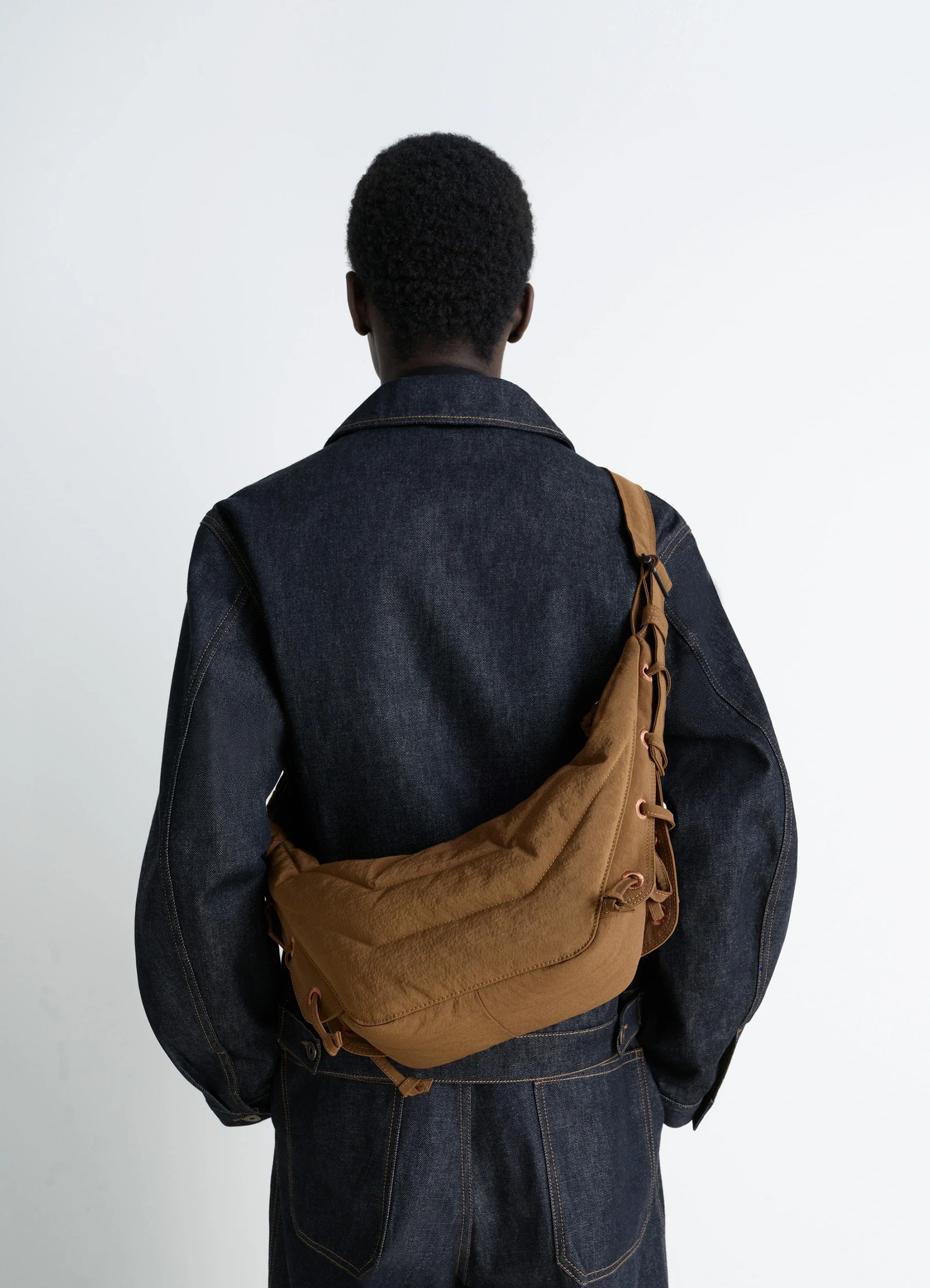 Small soft game bag in quilted water-repellent nylon, model shot, back view embroidered eyelets