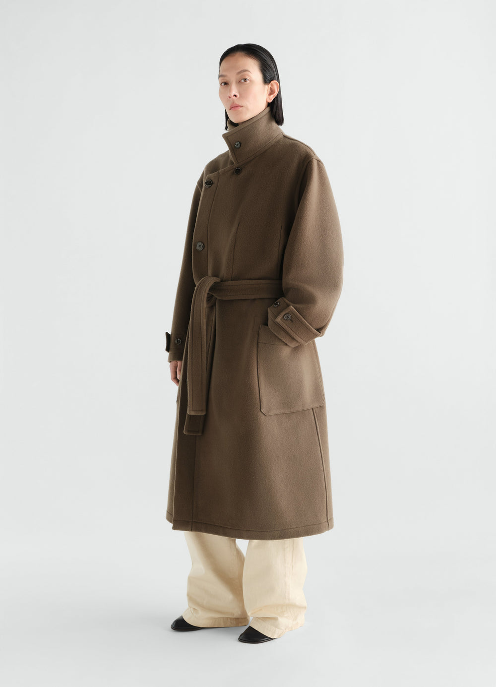 Manteau enveloppant, coloris marron, porté par un mannequin, vue de face, ceinture visible