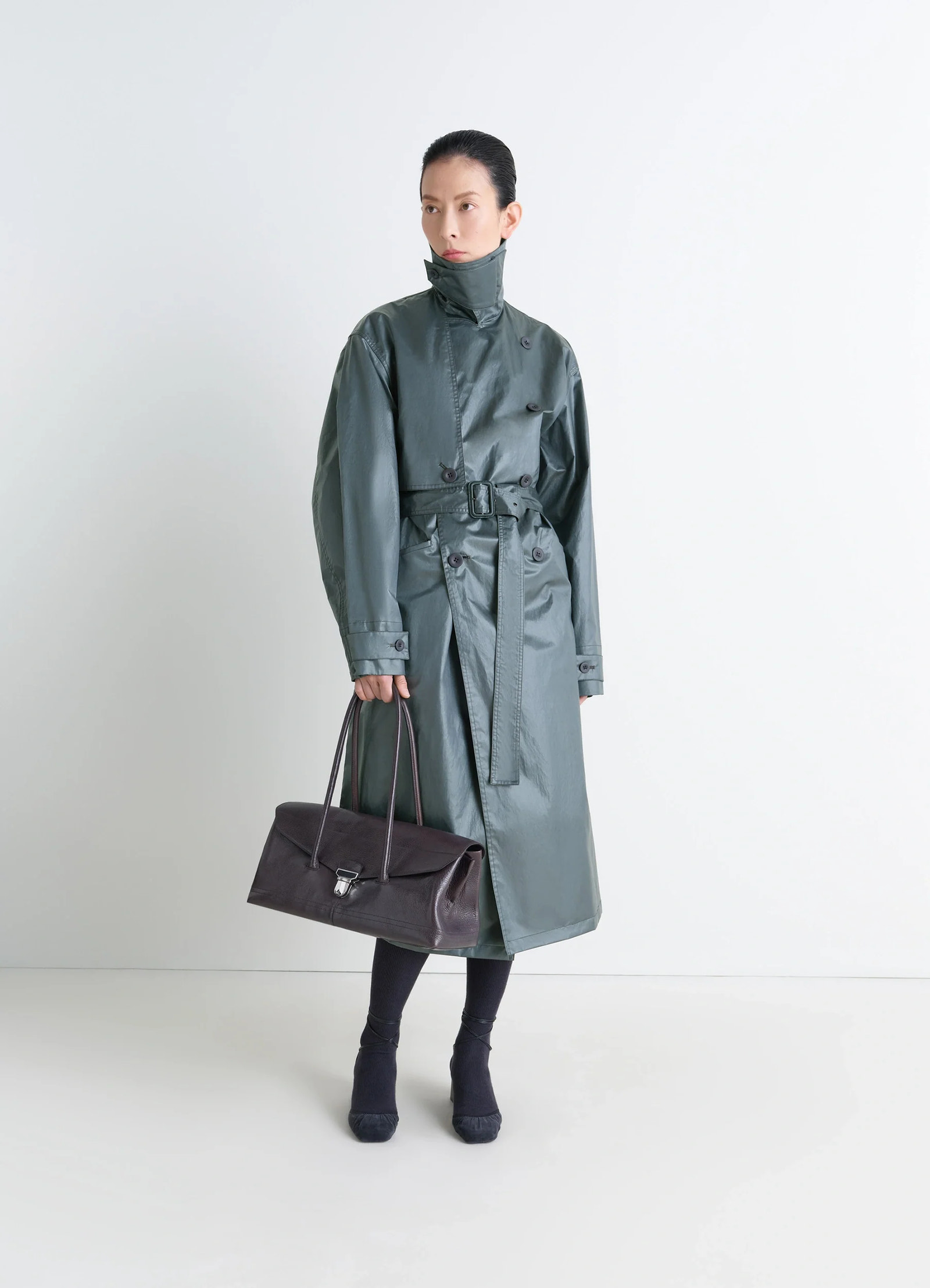 Oversized trench coat in metallic coated cotton, model shot, front view oversized fit, belted