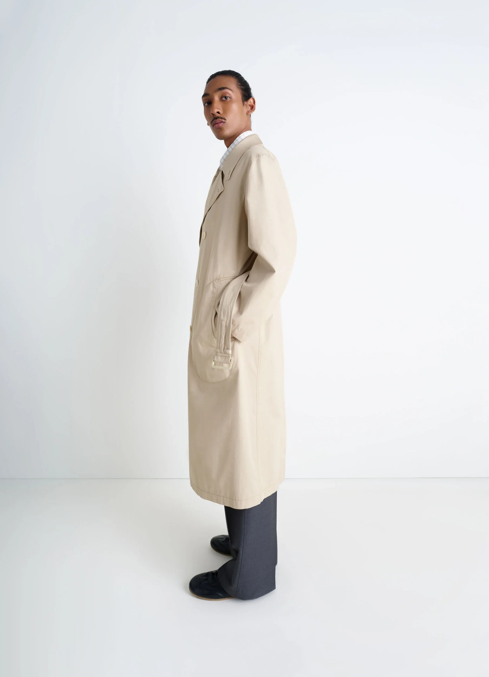 Ventile trench coat in beige ventile cotton, model shot, side view relaxed fit