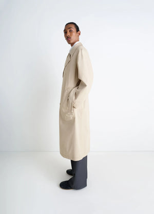Ventile Trench Coat in Beige Ventile Cotton, model shot, Side view Relaxed fit