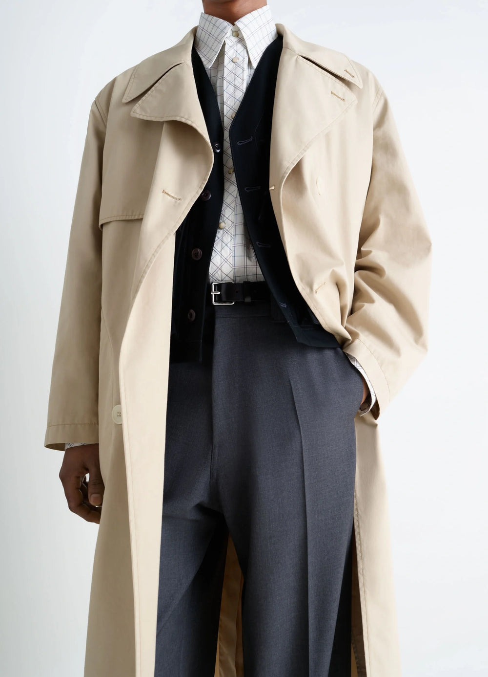 Ventile Trench Coat in Beige Ventile Cotton, model shot, front view classic tailored cut